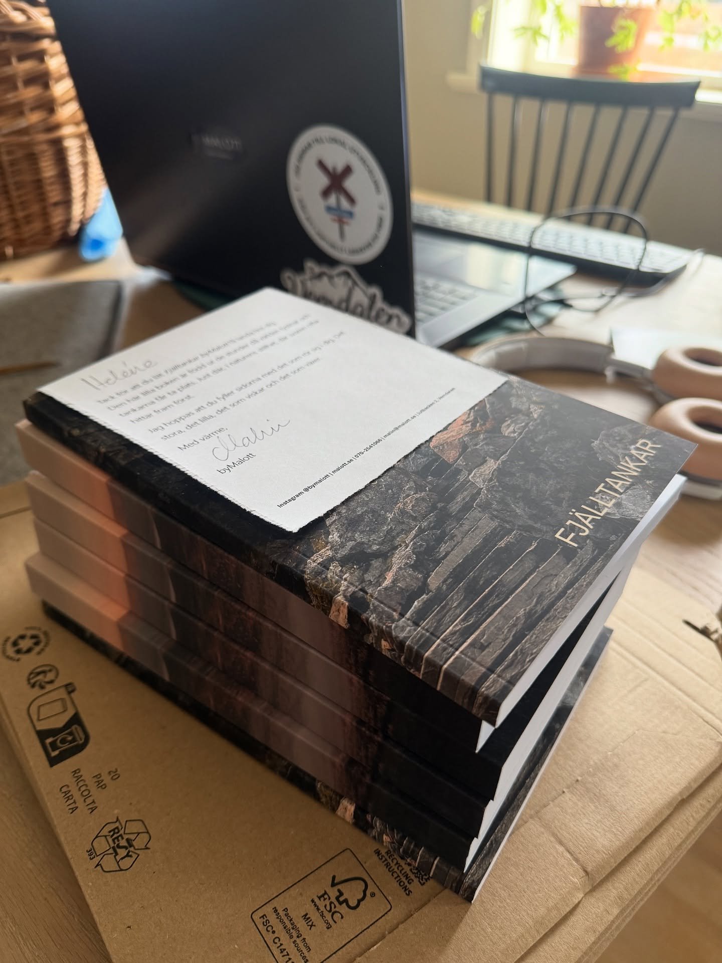 P&aring;fyllt med anteckningsb&ouml;cker 📚 Blocket Fj&auml;lltankar f&ouml;r dig som vill f&aring;nga tankarna som dyker upp n&auml;r vardagen tystnar. Kanske k&auml;nner du igen dig i det d&auml;r: n&auml;r du &auml;r p&aring; resan eller landar i 