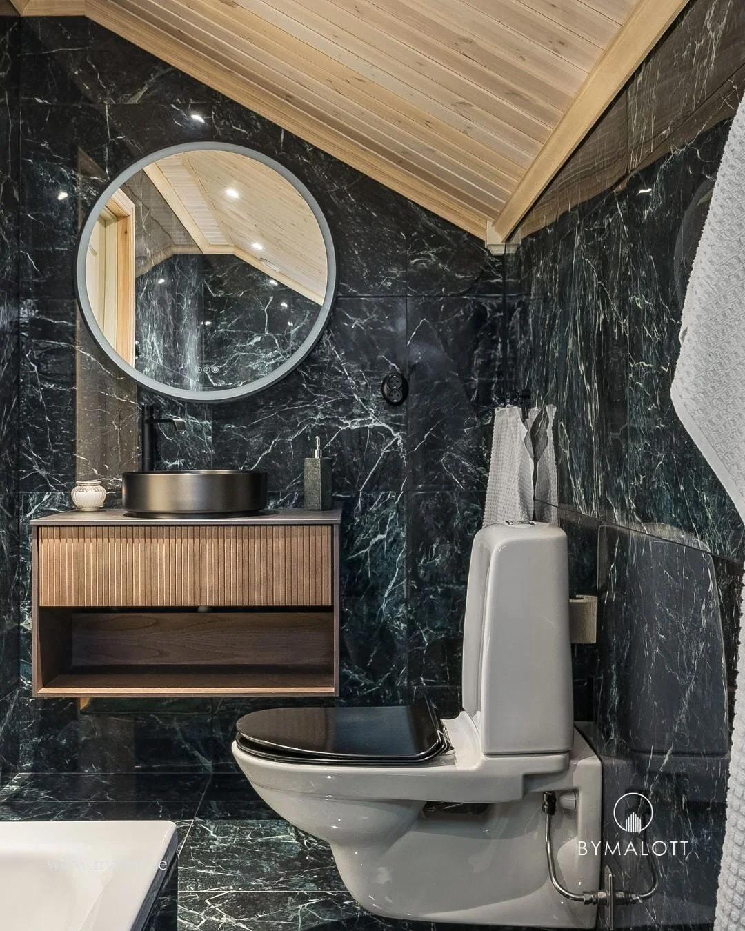 Badrumsdr&ouml;m i Vemdalen by ✨🛁🧺 Det h&auml;r huset, som just nu visas av @maklarhuset_vemdalen, &auml;r n&aring;got alldeles extra. Jag skulle s&auml;ga att det ligger topp 3 bland de snyggaste badrum och tv&auml;ttstugor jag fotograferat och so