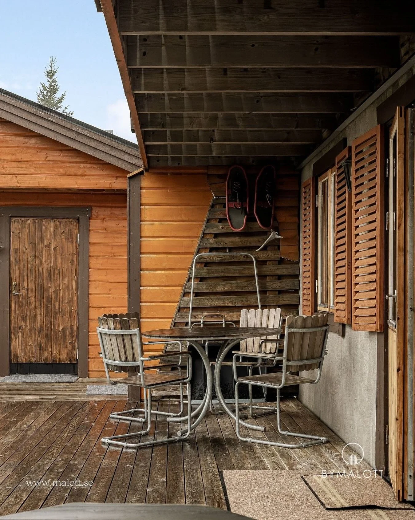 🍂 Tr&auml;dg&aring;rdsliv i Vemdalsfj&auml;llen. N&auml;r frosten b&ouml;rjar bita i gr&auml;set och dimman ligger kvar p&aring; morgonen &auml;r det dags att st&auml;nga tr&auml;dg&aring;rden f&ouml;r s&auml;songen. Bord och stolar f&aring;r flytta