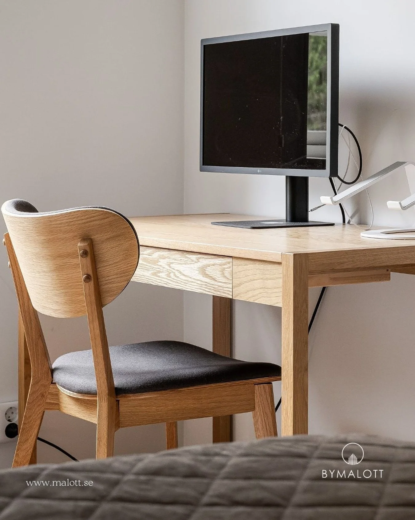 Sedan pandemin har m&aring;nga fj&auml;llboenden f&aring;tt en ny funktion. Hemma&shy;kontor med fj&auml;llutsikt. 🏔️

Allt fler prioriterar idag att skapa inspirerande arbetsplatser &auml;ven i sina fj&auml;llstugor. En plats d&auml;r man kan jobba