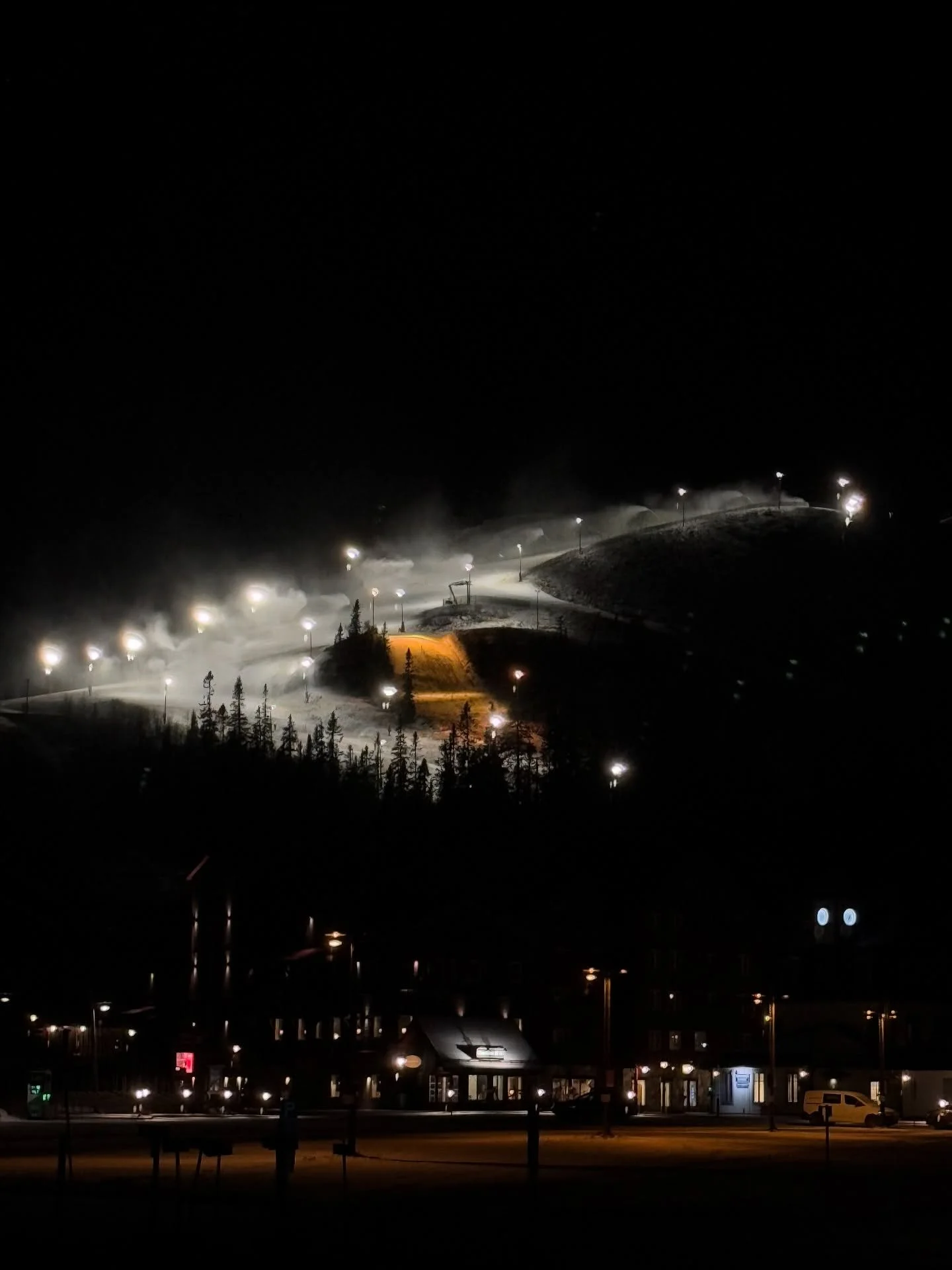 Lite som Idas sommarvisa, fast tv&auml;rt om. Tack @skistarvemdalen f&ouml;r att ni fixar vintern ☃️🎿☀️

 iPhone 16 Pro Max 

#winteriscoming #vemdalsskalet  #bj&ouml;rnrike #bostadsfoto #inredningsfoto #byMalott #fotografvemdalen #fj&auml;llboende 