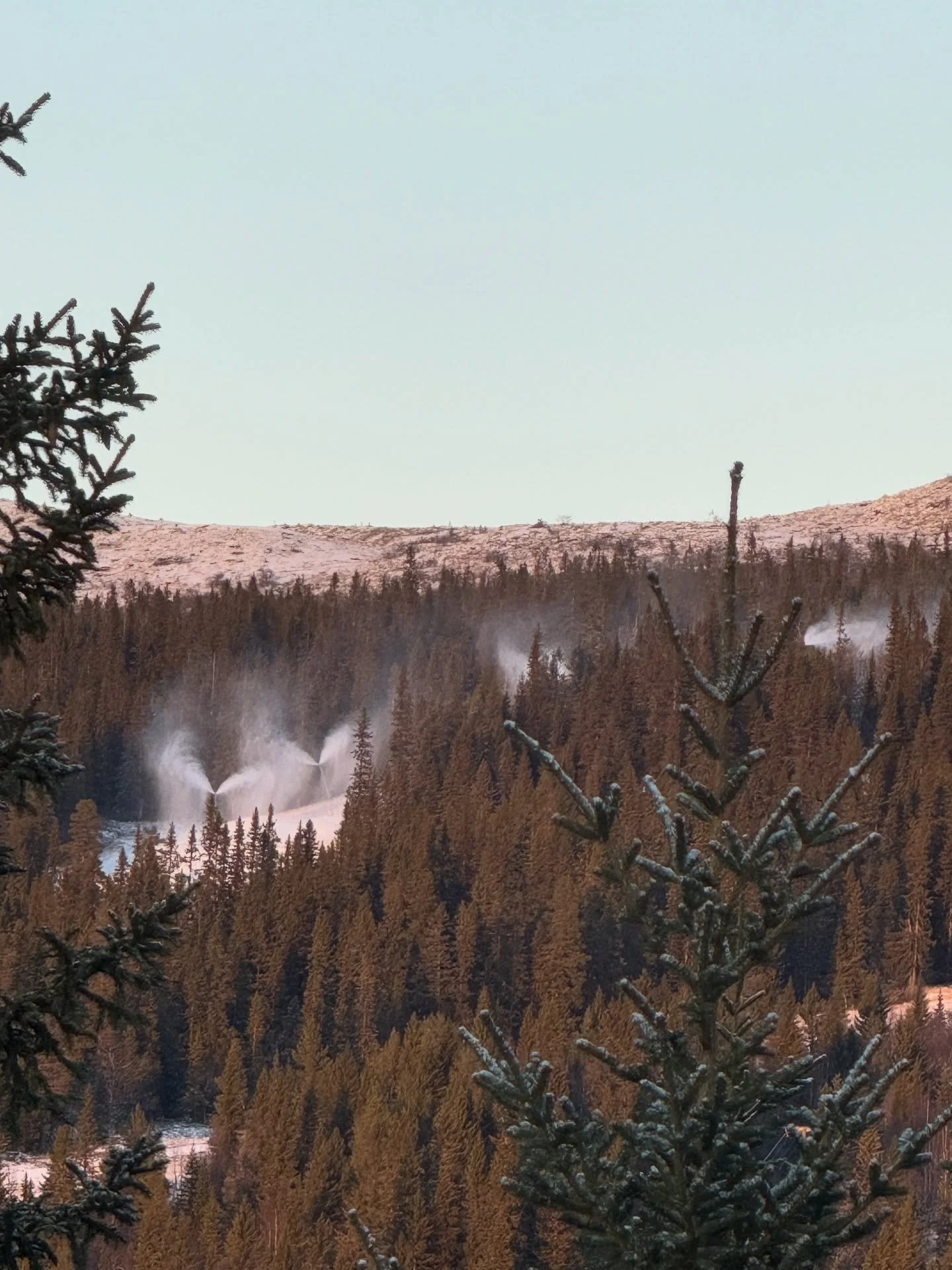 Sn&ouml;l&auml;ggningss&auml;songens f&ouml;rsta m&aring;ndag och Vemdalen bjuder p&aring; sitt allra b&auml;sta vinterljus. Sn&ouml;kanonerna g&aring;r f&ouml;r fullt, iskristallerna gnistrar som juveler och solen f&auml;rgar bergen i mjuka rosalila