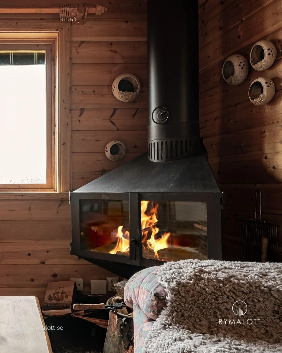 Efter timmar i klar fj&auml;lluft finns det f&aring; saker som sl&aring;r att &ouml;ppna d&ouml;rren till en varm stuga. Att h&auml;nga av sig ytterkl&auml;derna, t&auml;nda brasan och h&ouml;ra hur elden sakta tar sig. L&aring;ta kroppen sjunka ner 