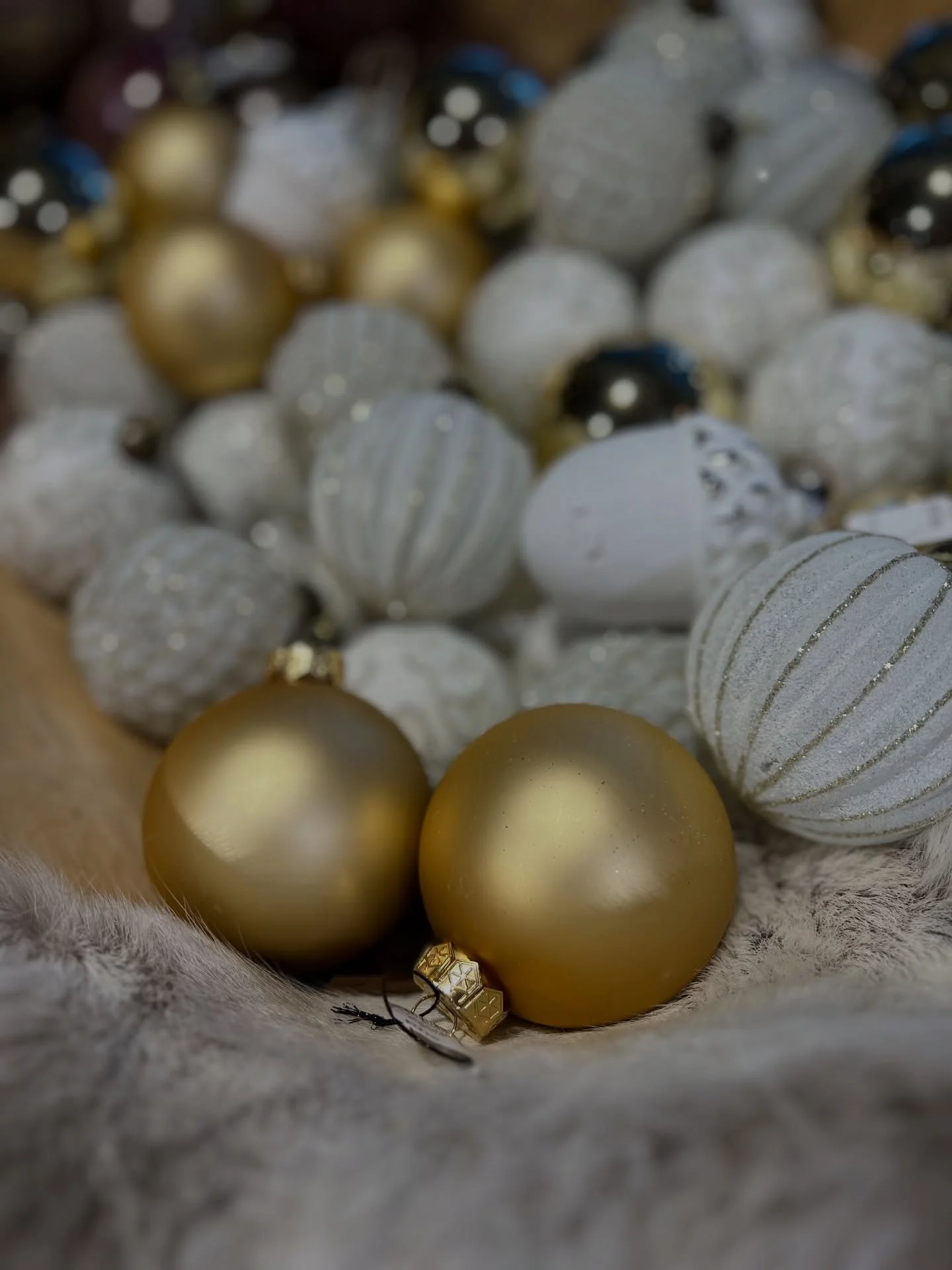 Planera in din bostadsfotografering f&ouml;rst efter mitten av januari. Just nu fylls fj&auml;llboenden och bost&auml;der med julmys, pynt och festlig st&auml;mning. 🎄✨ Vackert p&aring; sitt s&auml;tt, men f&ouml;r bostadsfotografering kan det b&ari