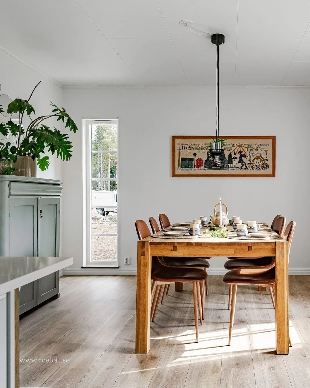 Ett av sommarens sista uppdrag i &Ouml;stersund &auml;r nu ute p&aring; marknaden och budgivningen &auml;r redan ig&aring;ng. 

En nybyggd Hj&auml;ltevadsvilla fr&aring;n 2023 med modern standard, gener&ouml;sa ytor och ljusa, &ouml;ppna rum. Ett rik