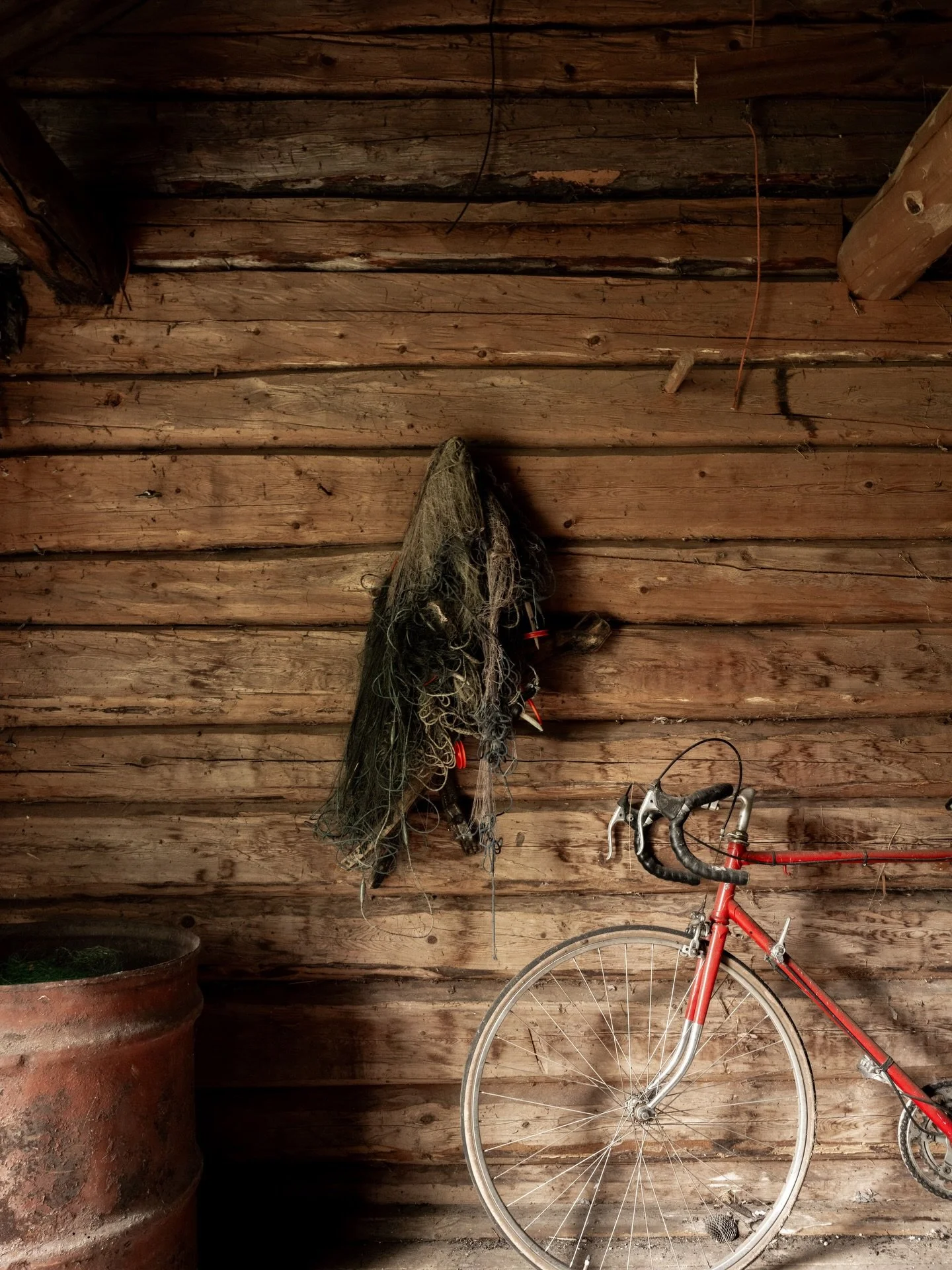 K&auml;nslan n&auml;r jag &ouml;ppnar gamla uthus och lador. Det &auml;r som att kliva in i en annan tid.
D&auml;r inne g&ouml;mmer sig sm&aring; skatter. Inte i form av prylar, utan i hur ljuset letar sig in genom sprickorna och skapar stilleben som