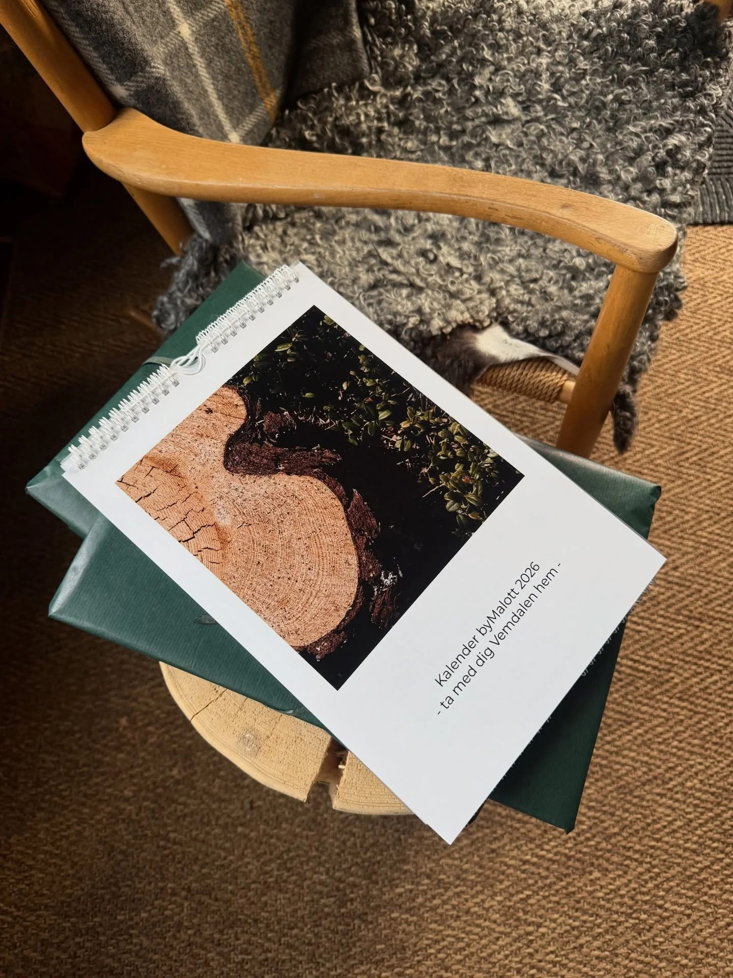 Kalender byMalott 2026 &auml;r h&auml;r! Ta med dig Vemdalen hem och fyll dina v&auml;ggar med fj&auml;llens magi 🏔️❄️

Kalendern finns nu till f&ouml;rs&auml;ljning i g&aring;rdsbutiken p&aring; Jutbacken 2, Vemdalen By. Har &auml;ven slagit in n&a