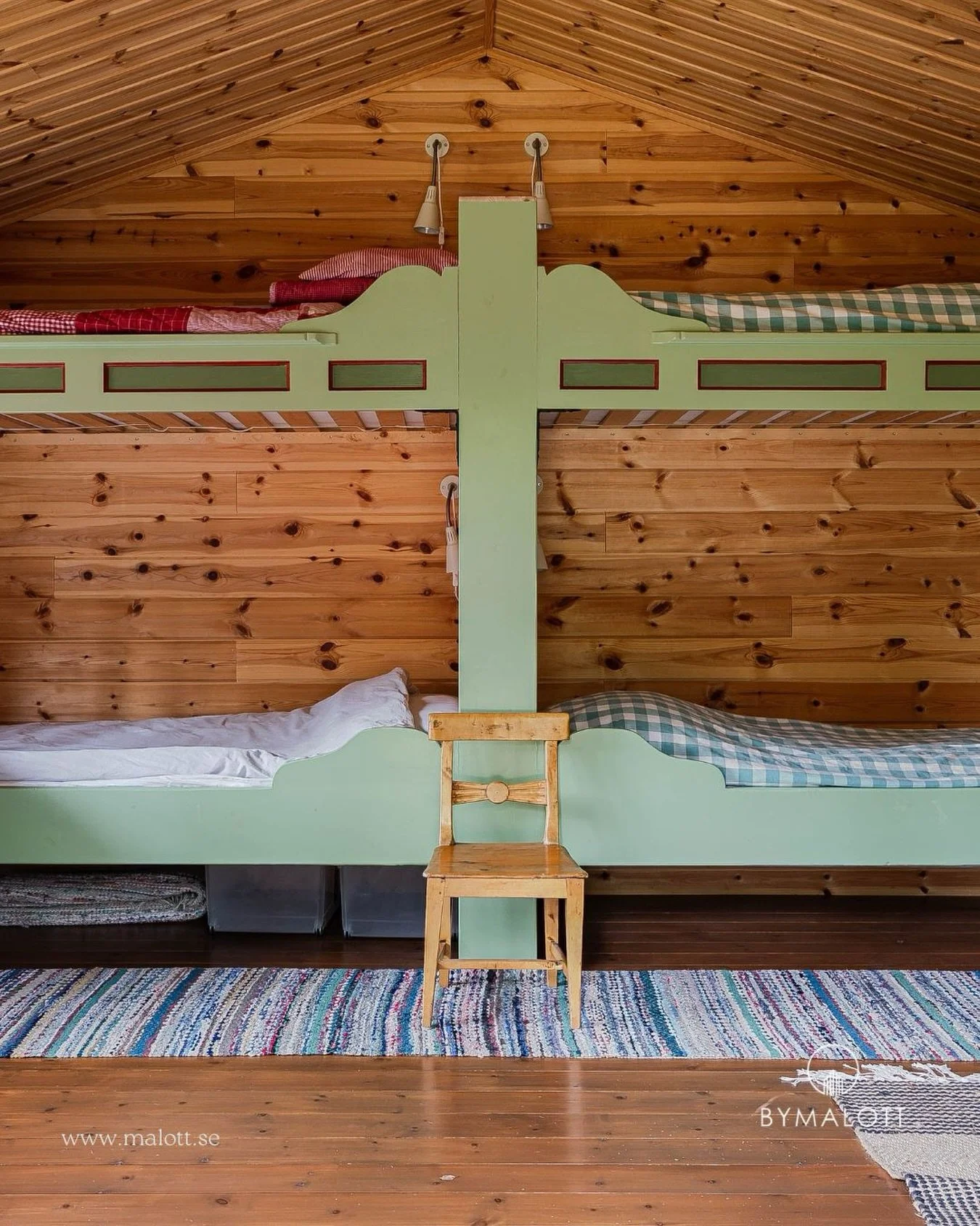 Att jobba med bostadsfoto handlar om detaljer. Om nyfikenhet och fantasi. Hur kan en enkel vinkel, ett ovanligt perspektiv eller ett ov&auml;ntat ljusf&ouml;rh&aring;llande f&ouml;rvandla ytan? H&auml;r i Klevfj&auml;llsbyn, Gr&auml;ft&aring;vallen, 