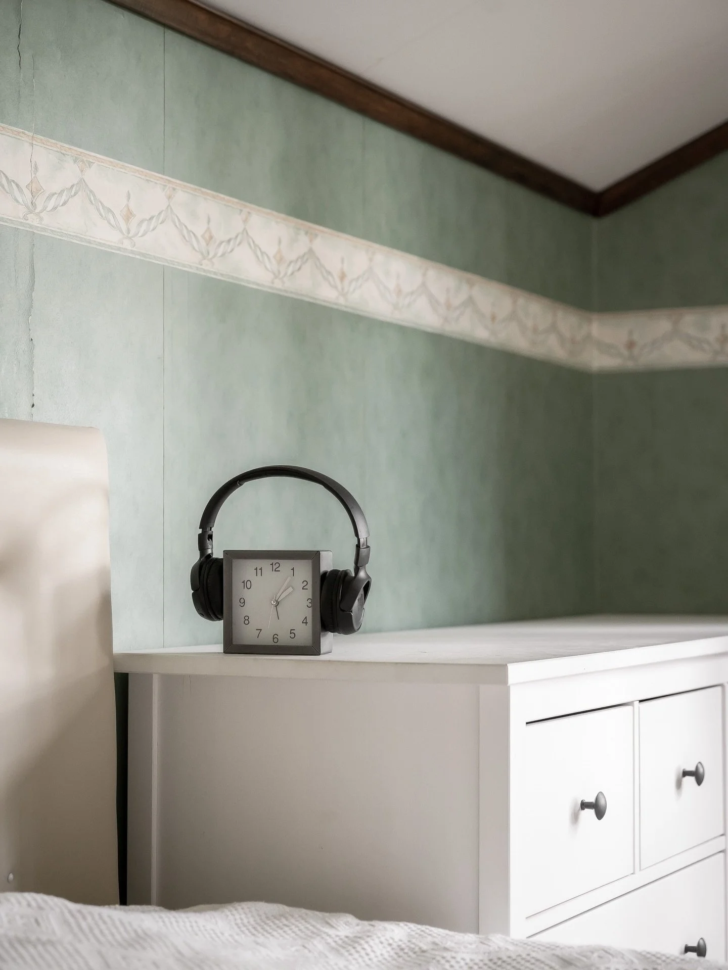 Ett r&auml;tt ordin&auml;rt sovrum, som inte bj&ouml;d p&aring; s&aring; mycket ut&ouml;ver det vanliga, blev &auml;nd&aring; lite intressant genom en detaljbild.

📸 ska du s&auml;lja och gillar mitt bildspr&aring;k? Be din m&auml;klare boka fotogra