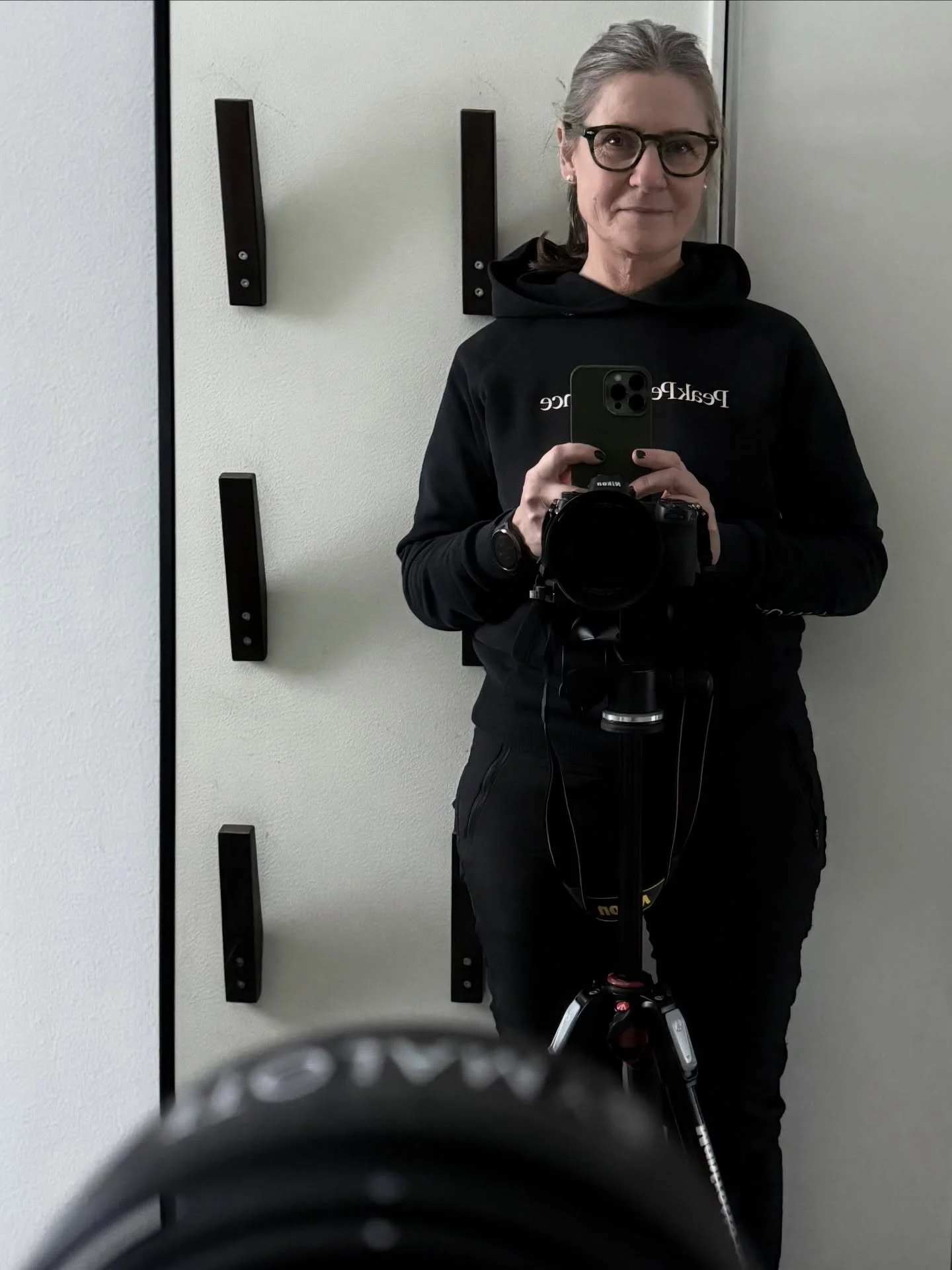 December i J&auml;mtland. Den h&auml;r tiden p&aring; &aring;ret &auml;r speciell. Ljuset &auml;r s&aring; begr&auml;nsat att vissa dagar n&auml;stan k&auml;nns som om solen hoppar &ouml;ver att g&aring; upp. F&auml;rgerna f&ouml;rsvinner lite och al