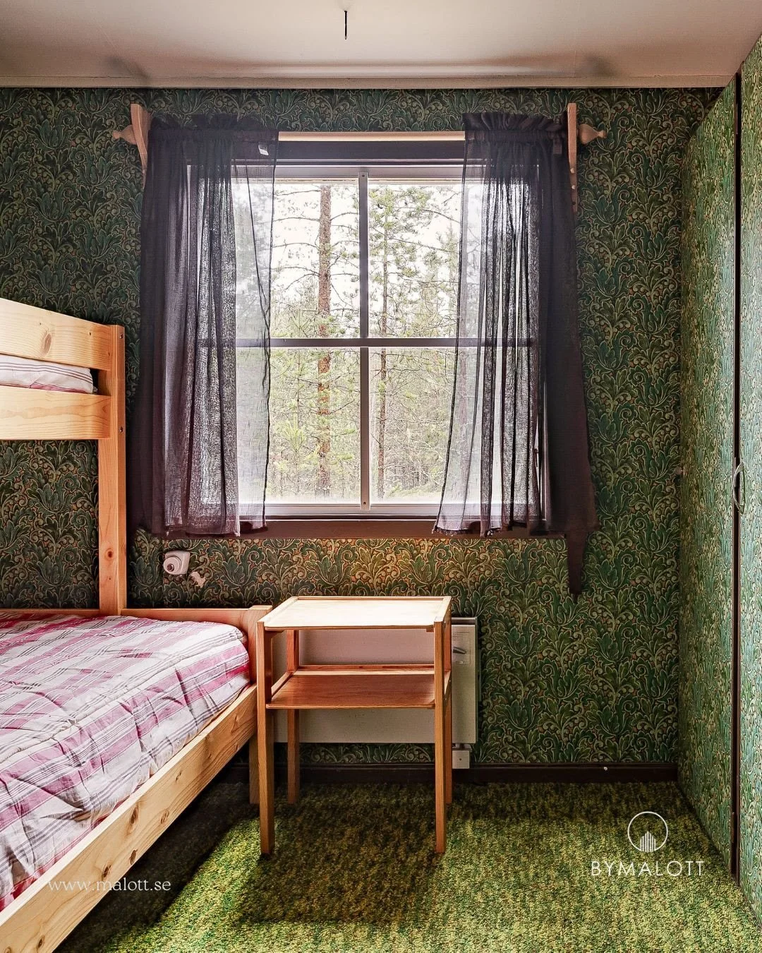 Fotar du bara nya hus och l&auml;genheter? Nej, l&aring;ngt ifr&aring;n. Ibland kommer jag till stugor d&auml;r det k&auml;nns som att tiden tagit det lite lugnare. Inredningen &auml;r original, f&auml;rger och m&ouml;nsterkombinationer fr&aring;n f&