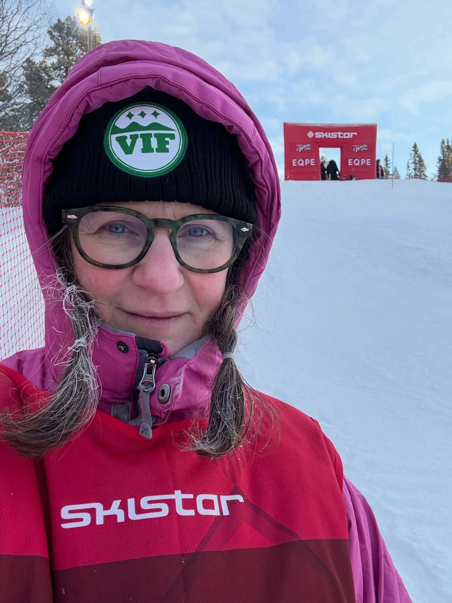 T&auml;vlingsdagar i Vemdalen och jag g&ouml;r som alla andra bofasta &rdquo;slalomf&ouml;r&auml;ldrar&rdquo; i Vemdalen. Kl&auml;r mig varmt och hj&auml;lper till f&ouml;r att skapa fest och flyt kring Skistar Winter Games Vemdalen &rdquo;Vemdalssla