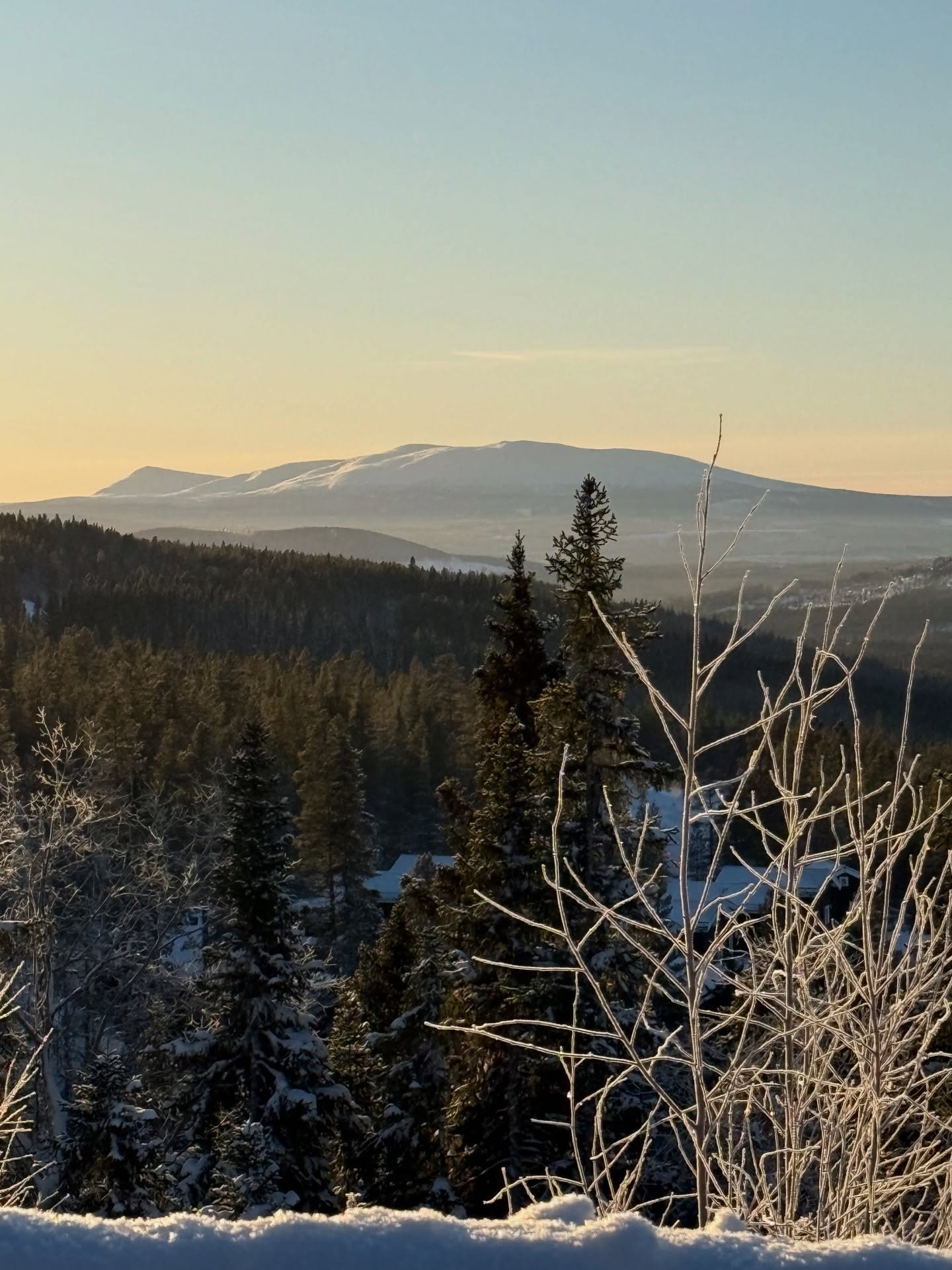M&aring;ndag morgon och vaknar med denna bild innanf&ouml;r &ouml;gonlocken och en varm k&auml;nsla i kroppen. Vilken helg. Det k&auml;nns n&auml;stan som om kinder och f&ouml;tter fortfarande &auml;r frostbitna, men med kylan kommer sol och bl&aring