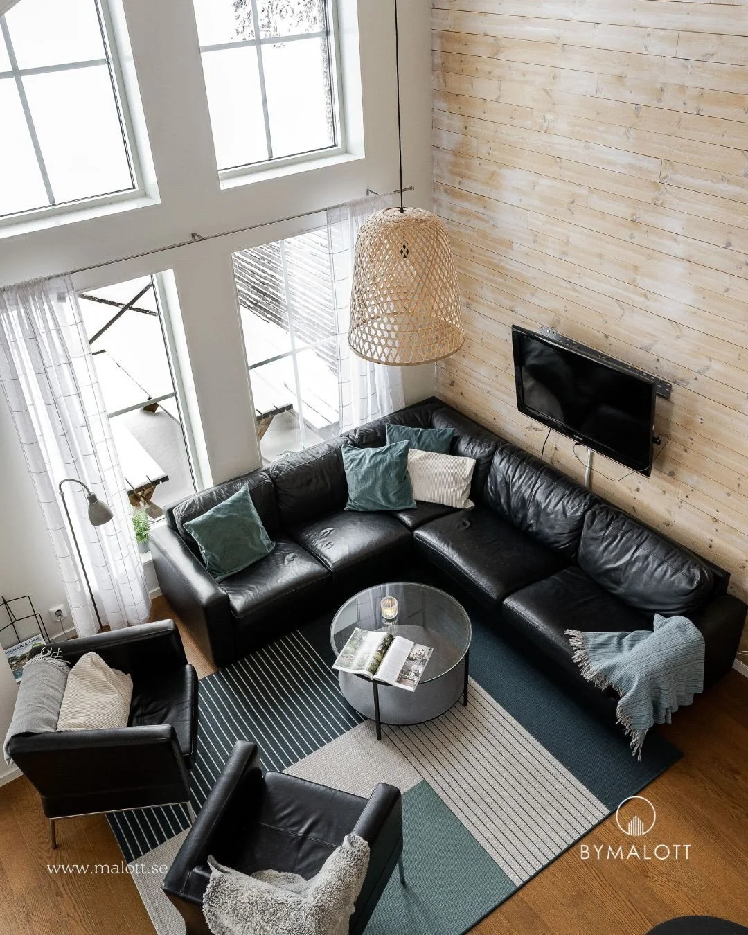 December och januari i J&auml;mtland. Ljuset &auml;r l&aring;gt, dagarna korta och v&auml;rlden utanf&ouml;r f&ouml;nstren &auml;r stilla, insvept i sn&ouml; och skuggor. N&auml;r jag fotograferar bost&auml;der nu f&aring;r varje ljusstrimma, varje r