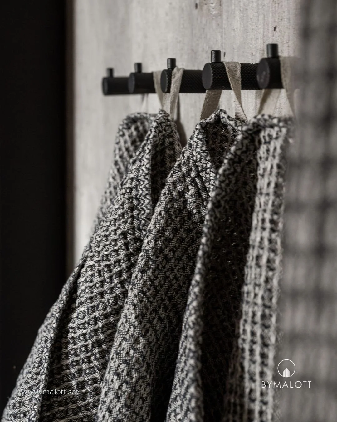 Vid en fotografering nyligen blev jag k&auml;r i s&auml;ljarnas handdukar. De &auml;r fr&aring;n @vaxbolin och hoppas att &auml;ven byMalott kan ha rekvisita fr&aring;n V&auml;xbo Lin fram&ouml;ver n&auml;r jag Fotoklar-stylar i samband med bostadsfo