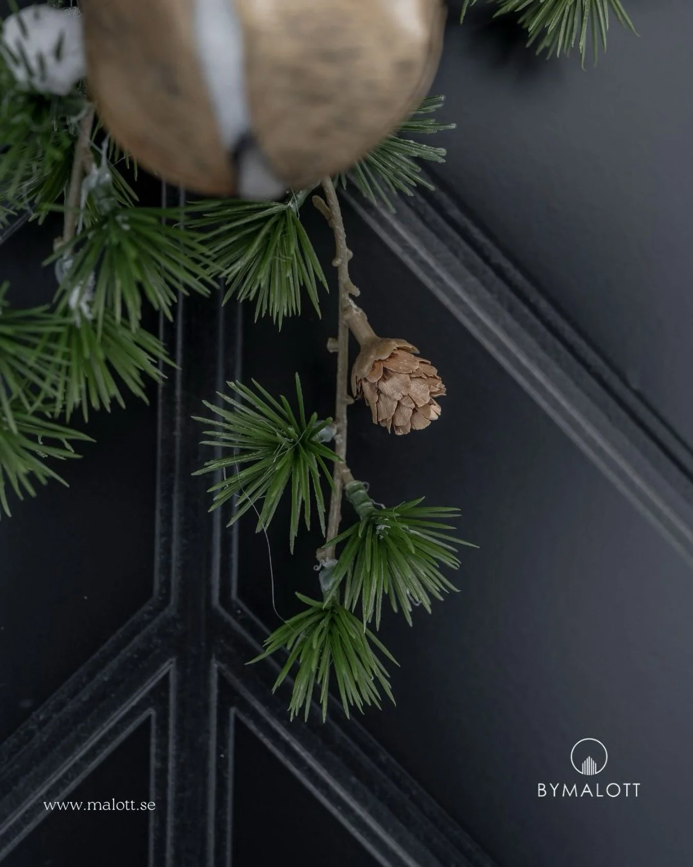 Det h&auml;nder att jag m&ouml;ts av boenden som &auml;r pyntade f&ouml;r h&ouml;gtid n&auml;r jag kommer f&ouml;r att fotografera. D&aring; v&auml;cks alltid samma tanke hos mig.

Inte f&ouml;r att det inte &auml;r fint, f&ouml;r det &auml;r det oft