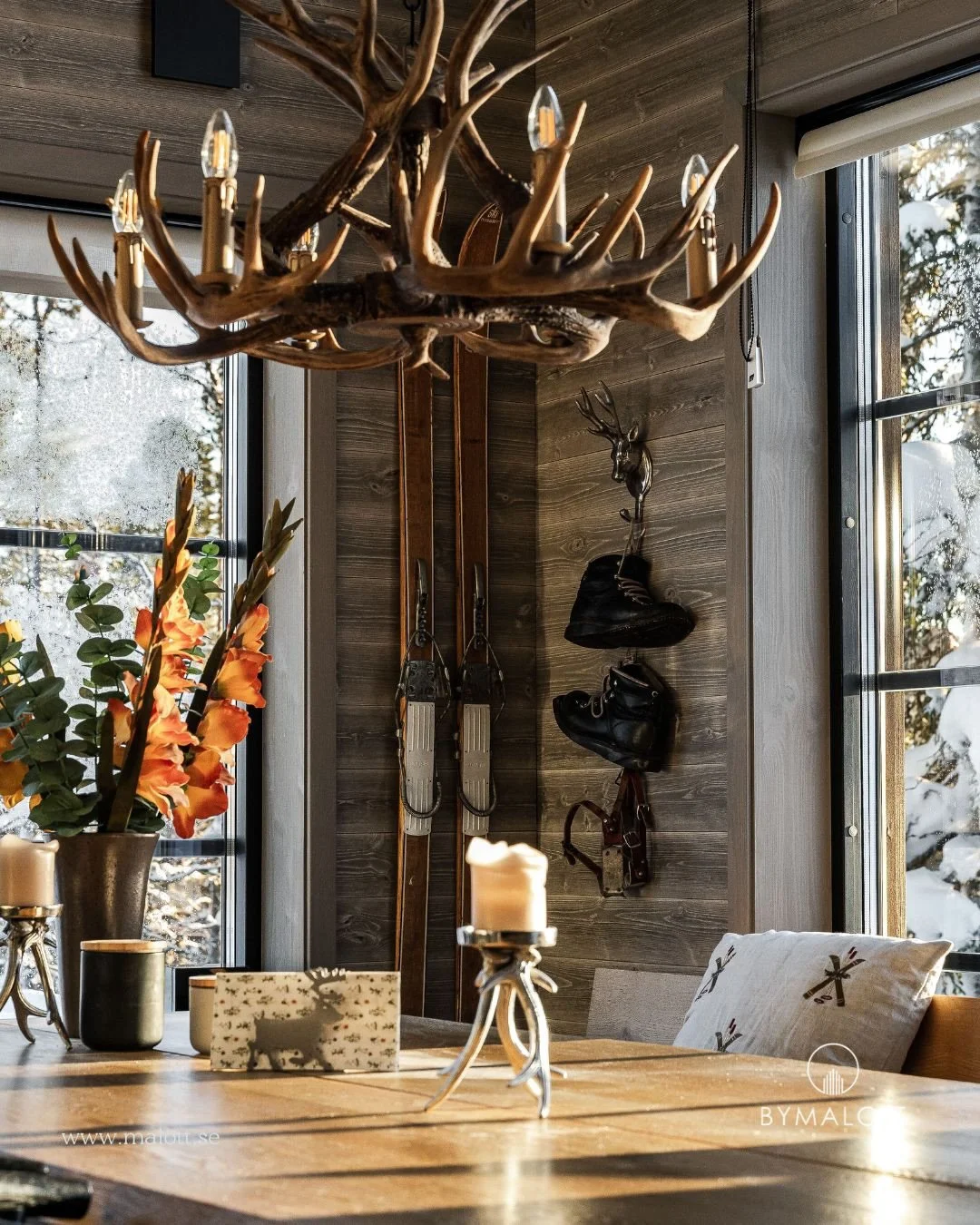 Alla uppdrag &auml;r olika och ibland har s&auml;ljaren ett s&auml;rskilt &ouml;nskem&aring;l kring bildserien. S&aring; var det i detta fall. Nuvarande &auml;garna ville s&auml;rskilt lyfta fram gardinerna som de s&auml;ger h&aring;ller huset extra 