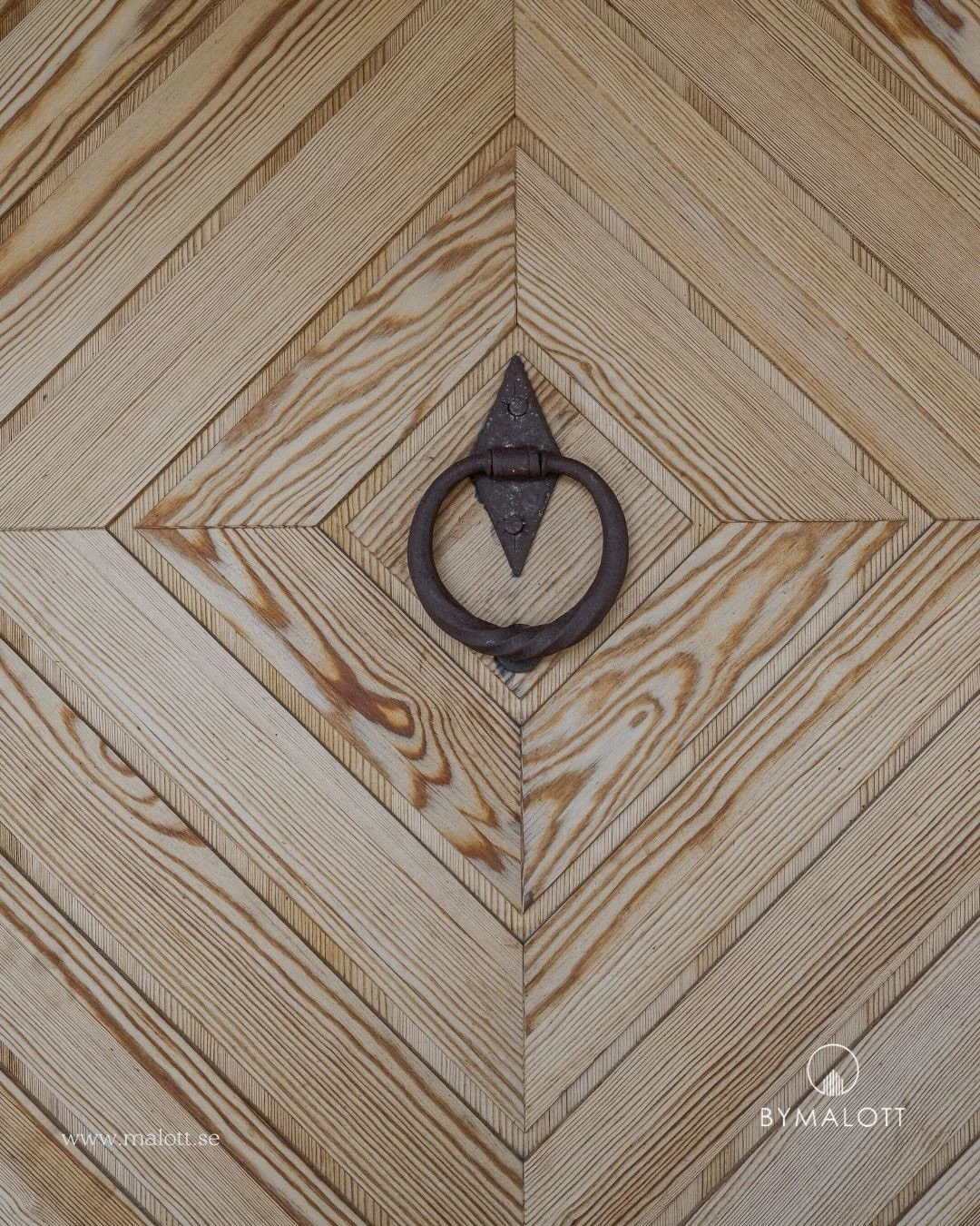 Det finns n&aring;got s&auml;rskilt med ytterd&ouml;rrar i tr&auml;. De ber&auml;ttar ofta mer om ett hus &auml;n man f&ouml;rst t&auml;nker p&aring;. En d&ouml;rr som f&aring;tt &aring;ldras lite, d&auml;r &aring;dringen syns genom f&auml;rgen. En h