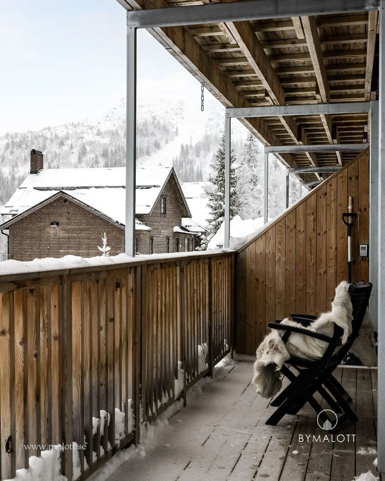 Den femte &aring;rstiden. N&auml;r ljuset &aring;terv&auml;nt och sn&ouml;n fortsatt b&auml;r under skidorna. Tidig morgon. N&auml;r man kan skida &ouml;ver skaren.

Solen. V&auml;rmen. N&aring;gon gr&auml;ver en solgrop. En annan drar ut en stol p&a