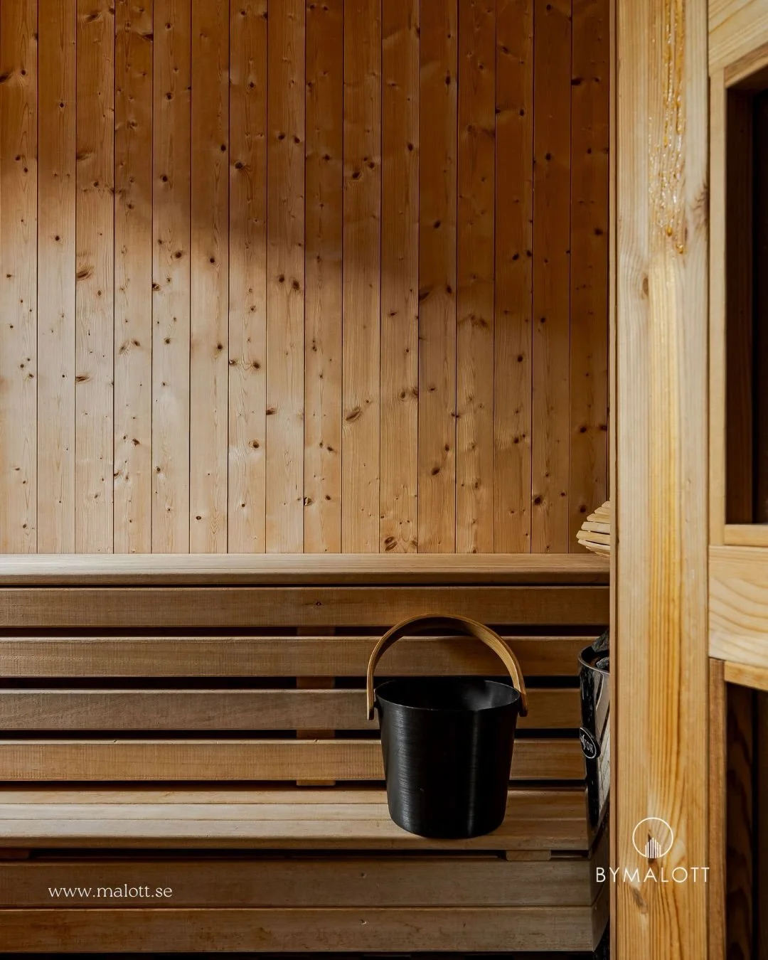 Sm&aring; f&ouml;rberedelser g&ouml;r ofta stor skillnad i slutresultatet. ✨Att fotografera bastu &auml;r egentligen tacksamt. Tr&auml;, v&auml;rm, ljus. Allt finns d&auml;r f&ouml;r att skapa en riktigt h&auml;rlig k&auml;nsla i bild.

Men det finns