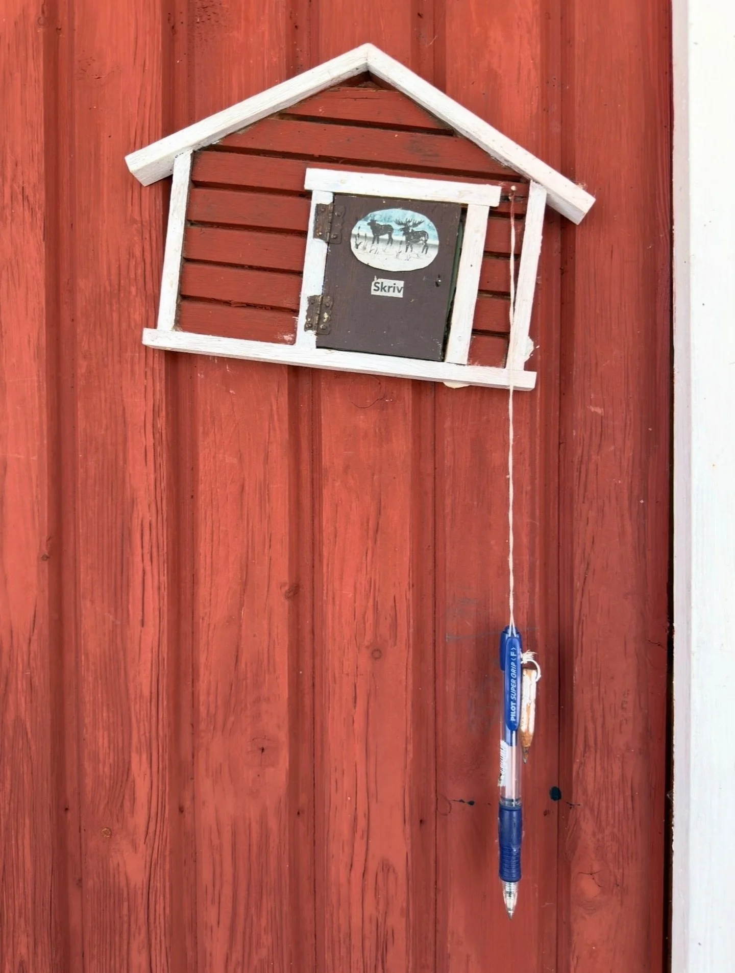 Ibland p&aring;minner sm&aring; detaljer om hur livet s&aring;g ut innan allt fick plats i en mobil. Vid dagens fotografering h&auml;ngde det h&auml;r vackra sk&aring;pet utanf&ouml;r huvudentr&eacute;n. Inuti ett block och en enkel uppmaning;
skriv 
