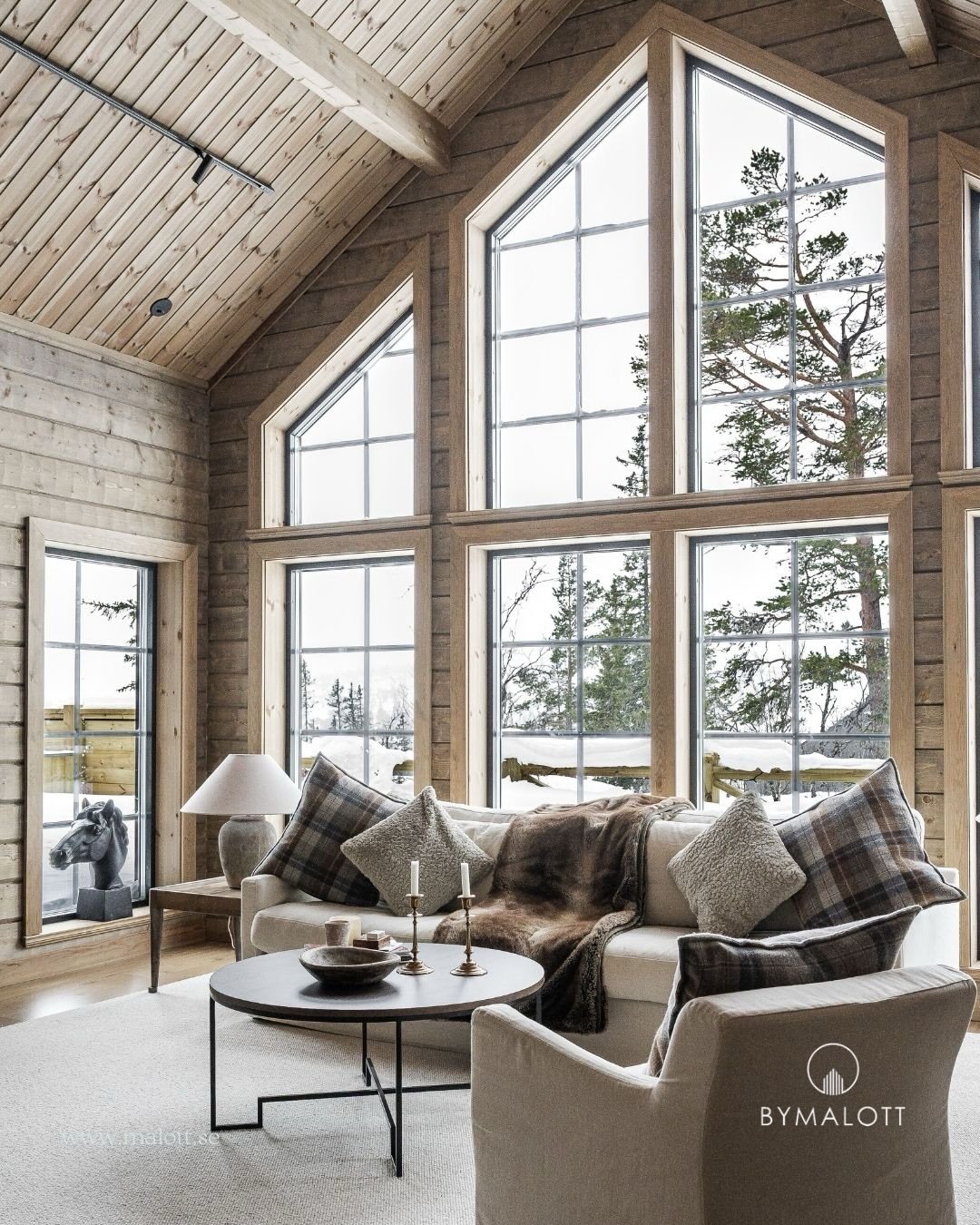 Att f&aring; visa mer &auml;n bara yta. Att visa m&ouml;jligheten och vad det kan bli ✨ Tog nyligen en serie inspirationsbilder fr&aring;n ett likadant hus som det som L&auml;nsf&ouml;rs&auml;kringar Fastighetsf&ouml;rmedling i Vemdalen just nu s&aum