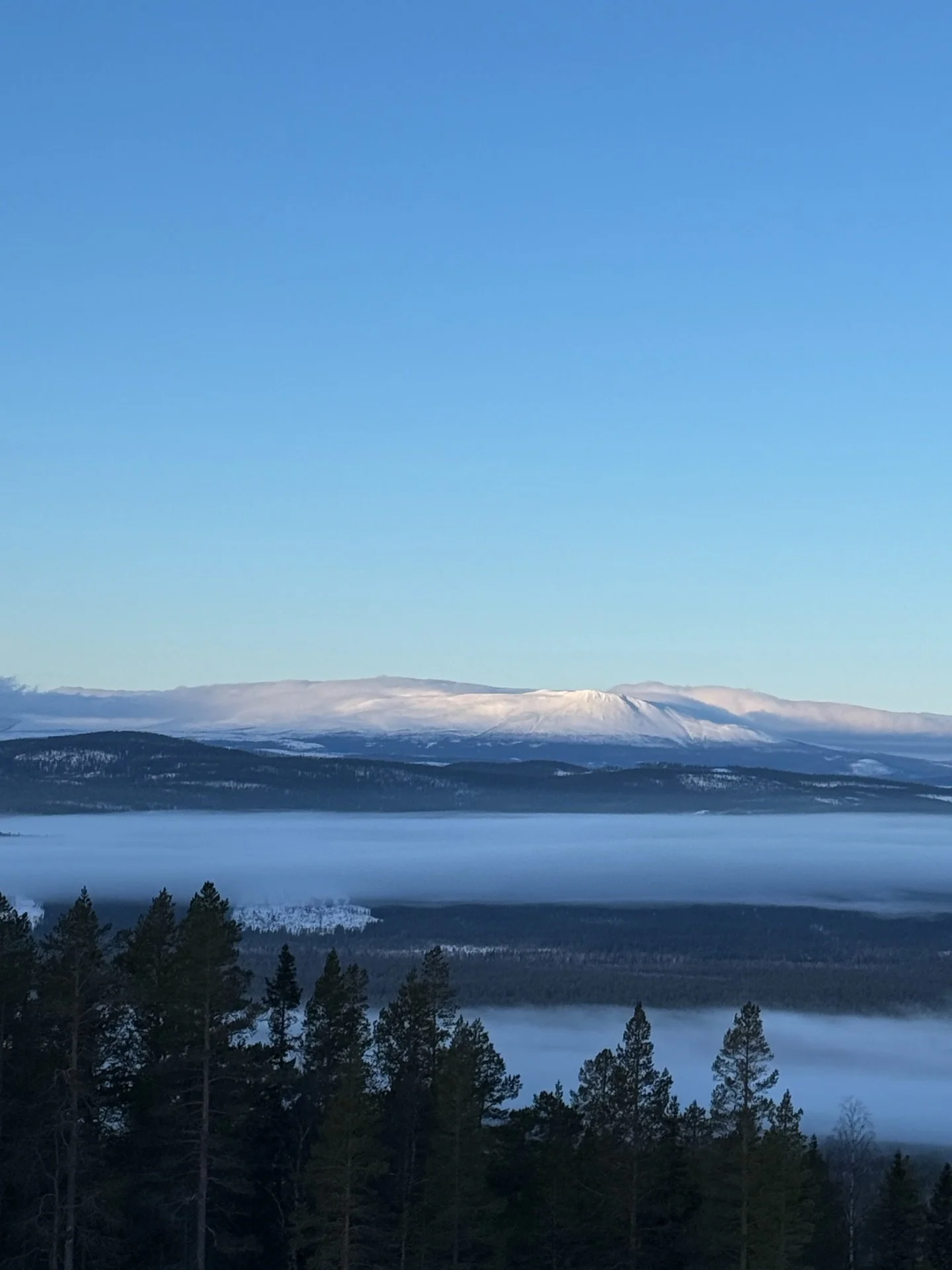 Att arbeta som bostadsfotograf p&aring; en fj&auml;lldestination &auml;r lite speciellt. H&auml;r r&ouml;r jag mig i en milj&ouml; dit andra reser f&ouml;r att vara lediga. F&ouml;r att andas fj&auml;lluft, f&ouml;rundras &ouml;ver naturen och f&arin