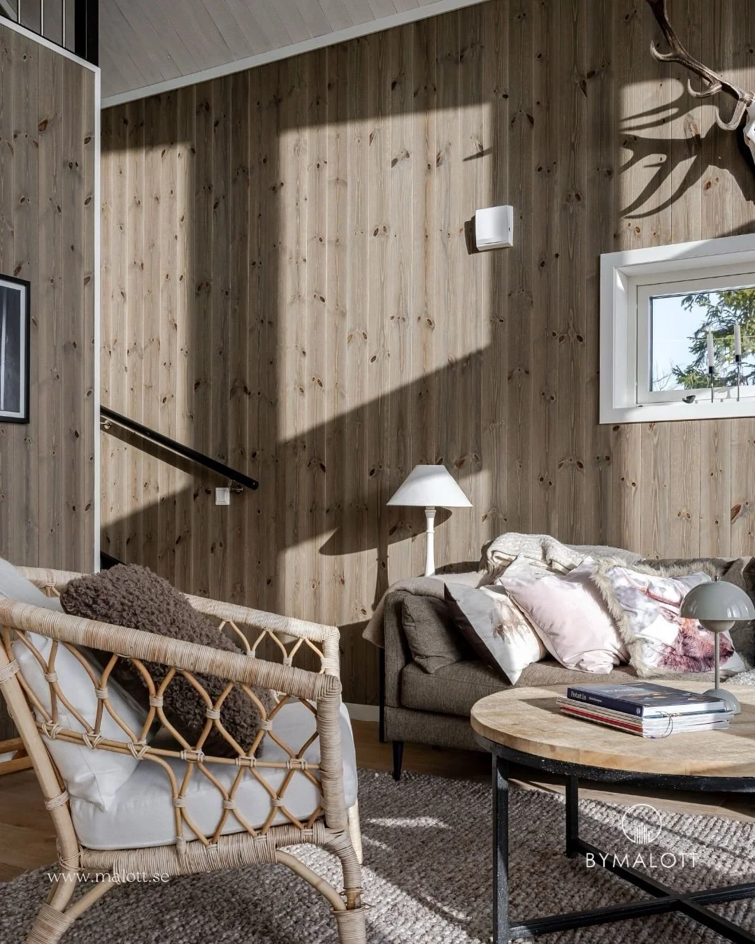 Efter m&aring;nader av &rdquo;m&ouml;rker&rdquo; har ljuset &aring;ter tagit plats i rummen. Det &auml;r efterl&auml;ngtat, men f&ouml;r en bostadsfotograf inneb&auml;r det ocks&aring; nytt fokus och det &auml;r just h&auml;r erfarenheten kommer in. 