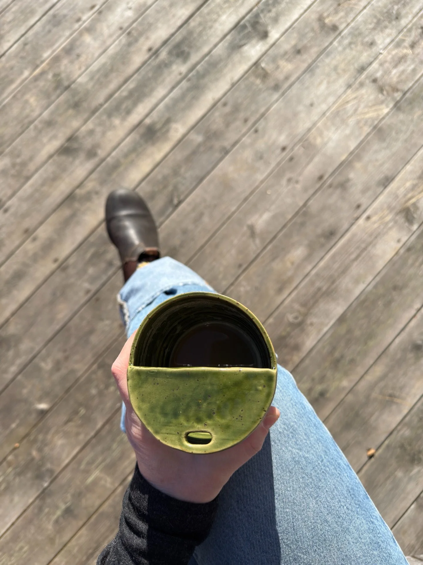 L&aring;ngfredag, v&aring;rsol och takdropp. Kaffe p&aring; trappen ur favvokoppen fr&aring;n @keramikivemdalen. Sen kom sn&ouml;, bl&aring;st och vinter. April i ett &auml;ggskal 🐣 &Ouml;nskar dig en god forts&auml;ttning p&aring; P&aring;skhelgen 