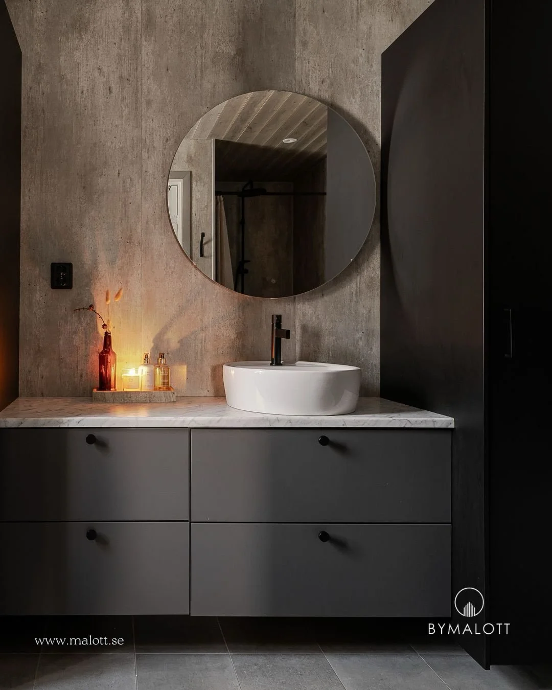 Starka och s&auml;ljande badrumsbilder skapas inte i stunden, de formas i samspelet mellan s&auml;ljare och fotograf, ofta redan innan f&ouml;rsta bilden tas.

Inf&ouml;r fotograferingen f&ouml;rbereddes badrummet med fokus p&aring; rena ytor, lugn k