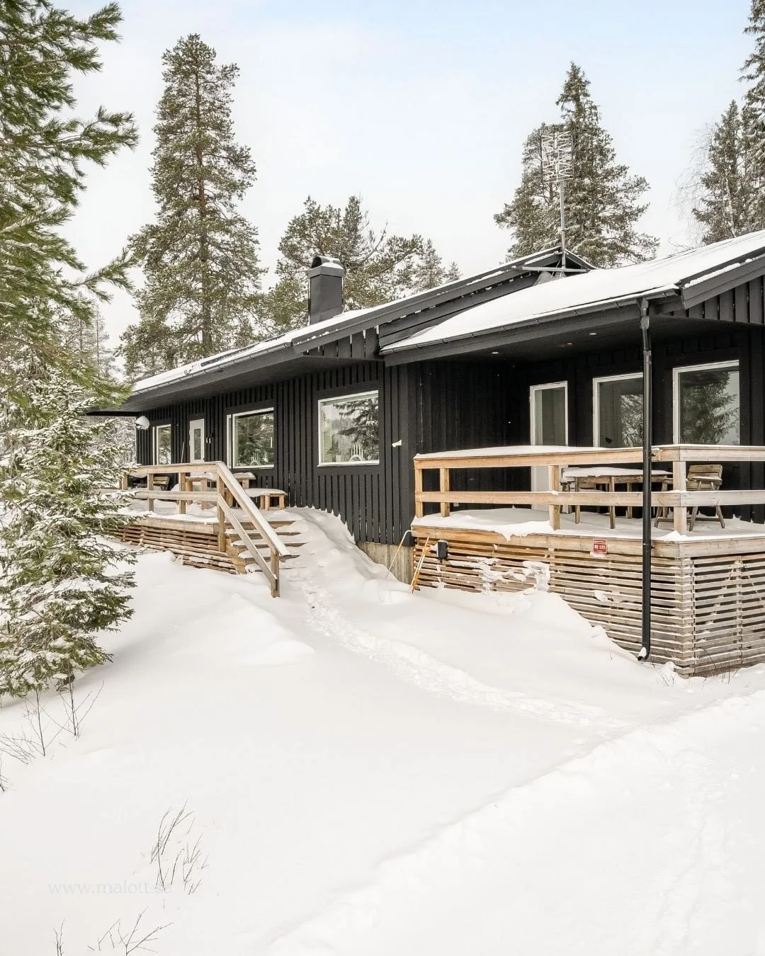 H&ouml;gst upp p&aring; Bj&ouml;rkstigen 7, solsidan i Bj&ouml;rnrike. Det h&auml;r boendet ligger p&aring; en plats d&auml;r solen m&ouml;ter fj&auml;llet. Precis intill b&aring;de l&auml;ngdsp&aring;r och pist.

Som fotograf f&aring;r jag ofta m&ou