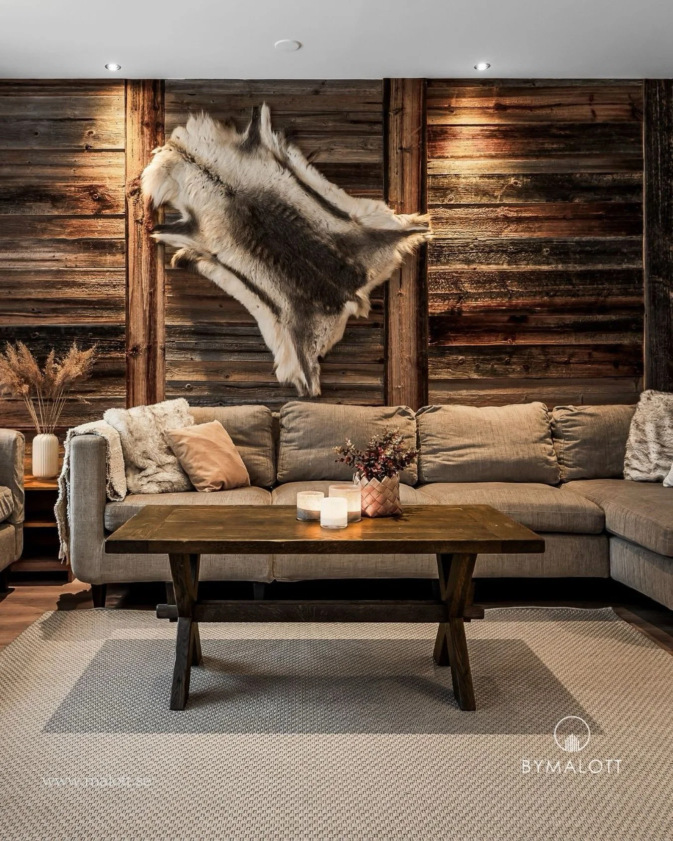 Fj&auml;llboenden handlar om mer &auml;n bara kvadratmeter. Det &auml;r en k&auml;nsla. Med naturliga material, dova toner och utvalda detaljer som i det h&auml;r fallet ett renskinn skapas en varm och inbjudande atmosf&auml;r som direkt f&ouml;r tan