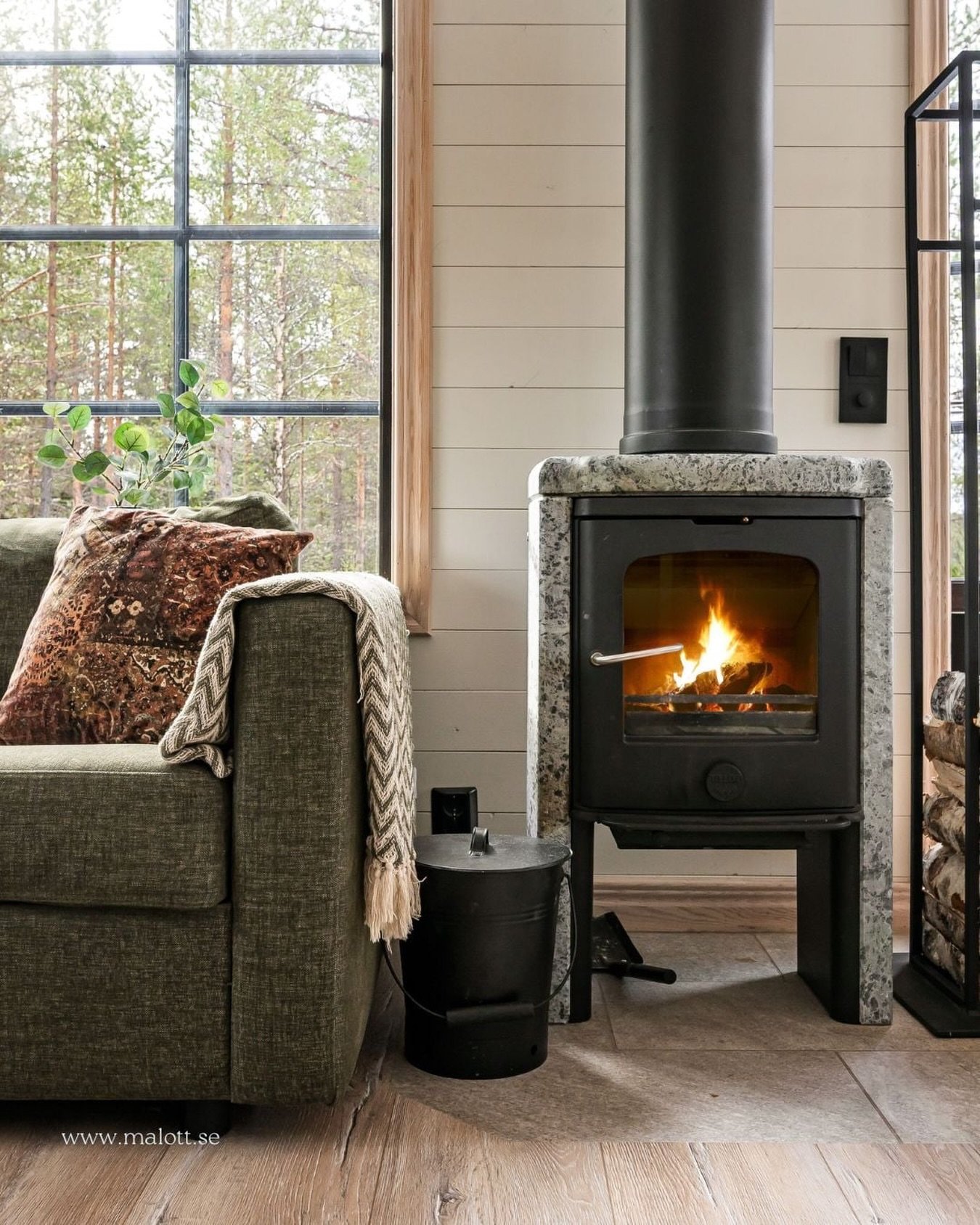 En t&auml;nd brasa g&ouml;r mycket f&ouml;r k&auml;nslan i en fj&auml;llstuga. Det &auml;r n&aring;got med ljuset och lugnet som &auml;r sv&aring;rt att sl&aring;. Men en liten sak fr&aring;n verkligheten bakom bilderna:
jag t&auml;nder n&auml;stan a