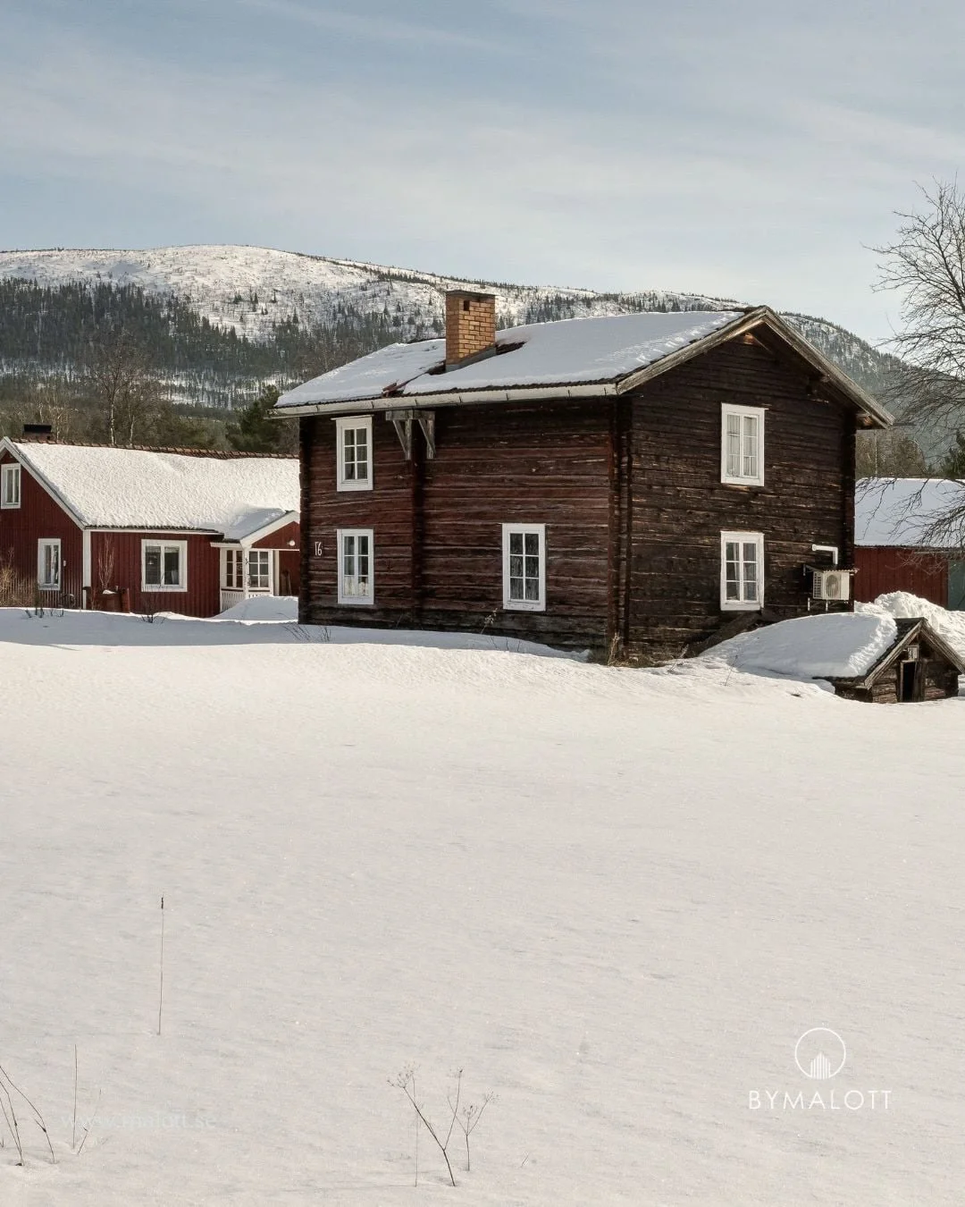 I hj&auml;rtat av Vemdalen by, p&aring; Bastugatan 16, ligger denna charmiga g&aring;rd med fritt l&auml;ge vid fj&auml;llets fot.

Jag &auml;lskar att f&aring; fotografera den h&auml;r typen av gamla g&aring;rdar d&auml;r varje byggnad b&auml;r p&ar