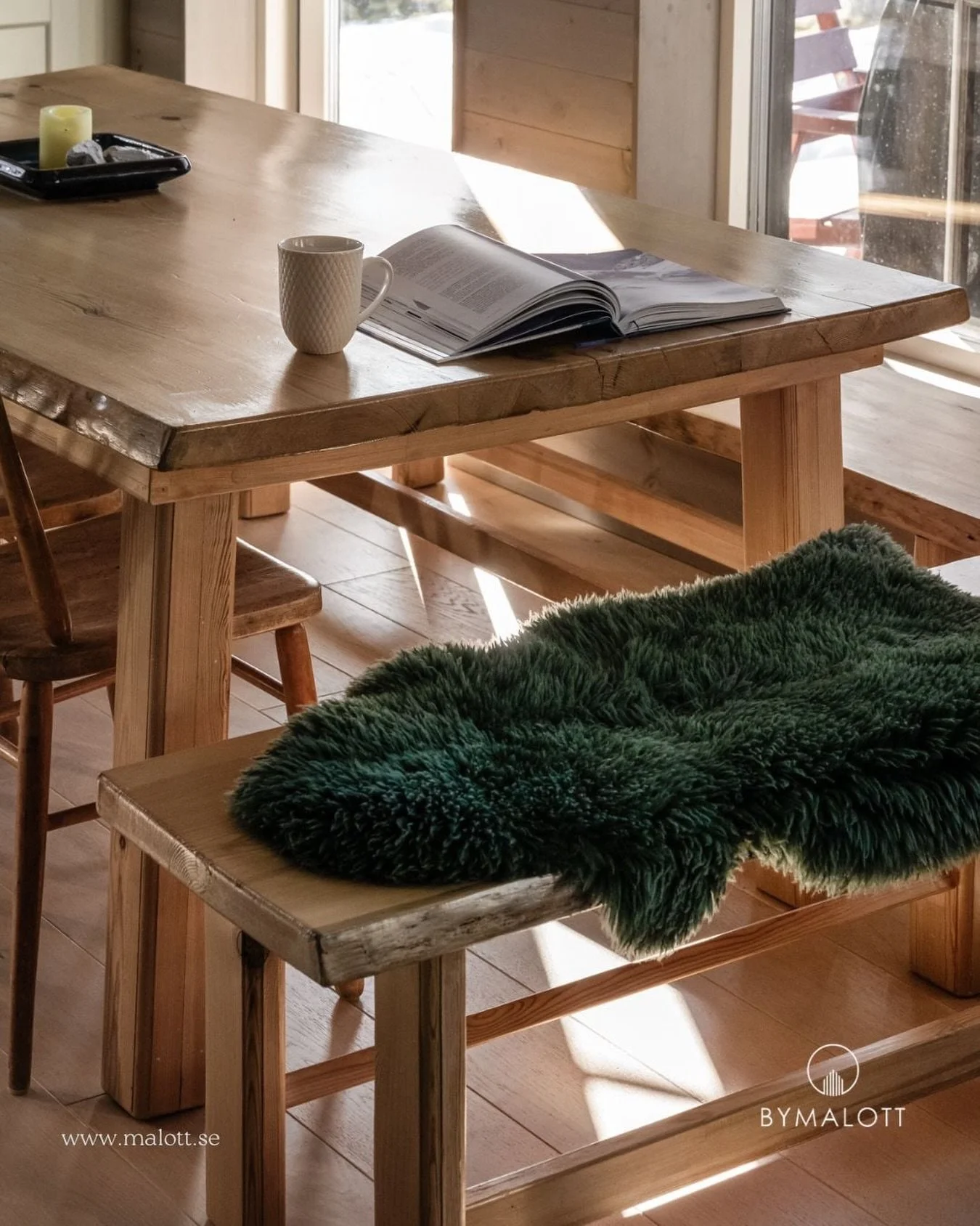 En kopp kaffe som fortfarande &auml;r f&ouml;r varm f&ouml;r att dricka direkt. En bok som ligger uppslagen i kn&auml;t. Inget som stressar p&aring;. Det anas vilsamhet och andas &aring;terh&auml;mtning. &Auml;r det inte s&aring; vi &ouml;nskar att h