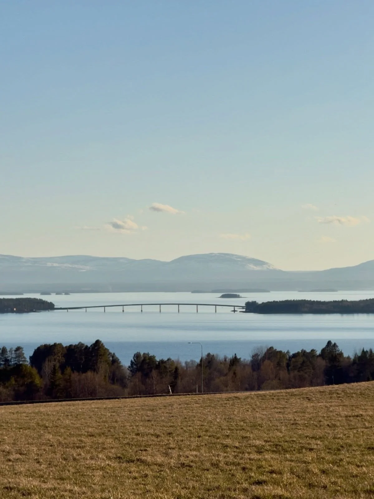 En vackrare avrundning p&aring; april kan man knappast inte f&aring; ☀️🏔️🔥🚗📸

#bostadsfotograf #&ouml;stersund #valborg #vemdalenfotograf #visit&ouml;stersund