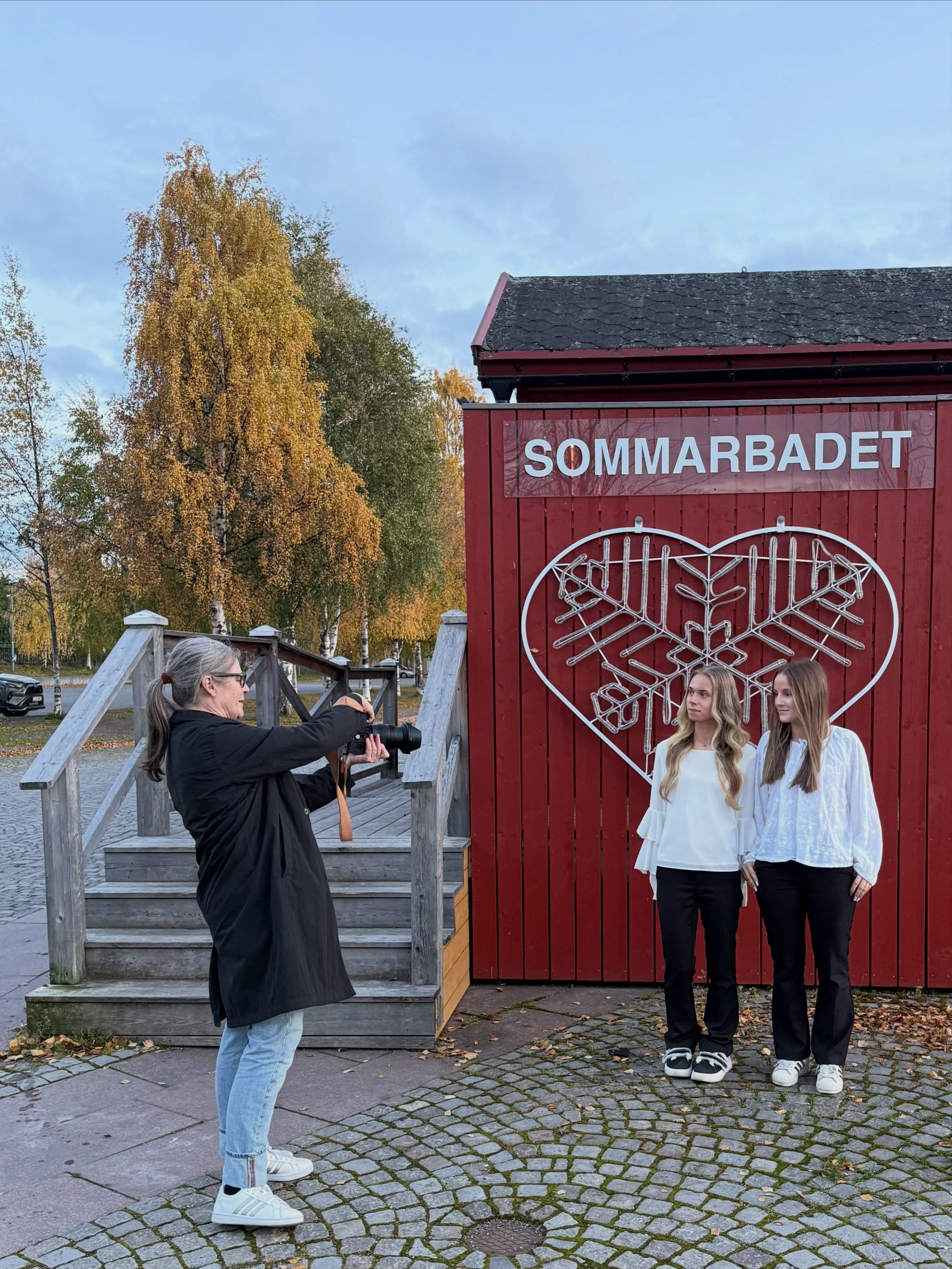 Idag har jag f&aring;tt h&auml;nga med Elin &amp; Elin och hj&auml;lpa dem skapa en bildbank till deras UF-f&ouml;retag Vinum 📸 Tv&aring; drivna tjejer som g&aring;r samh&auml;llsvetenskapsprogrammet med fotbollsinriktning p&aring; Storsj&ouml;gymna