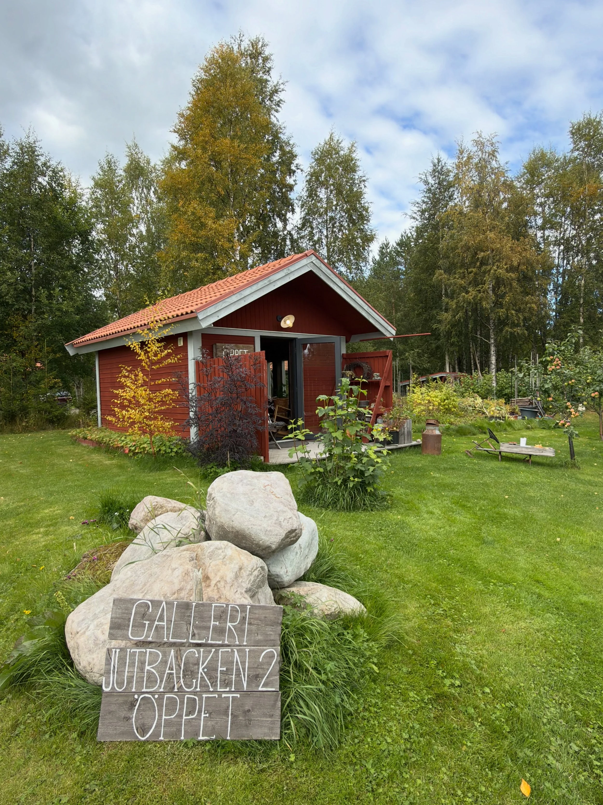 Bj&ouml;rkarna byter f&auml;rg och ljuset blir mjukt. H&ouml;sten &auml;r verkligen min favorit&aring;rstid att fotografera i. 

I morse var jag ute och fotade soluppg&aring;ngen &ouml;ver fj&auml;llet. Blir du nyfiken p&aring; bilderna s&aring; sitt