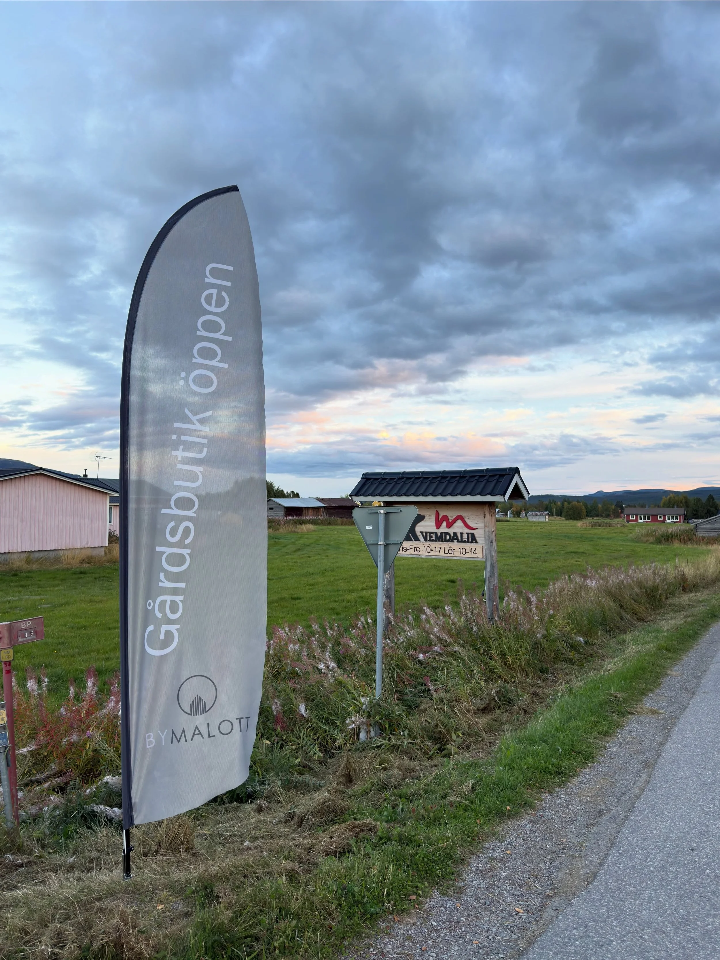 &Ouml;ppet l&ouml;rdag kl 13-17. V&auml;lkommen till Jutbacken 2, Vemdalen by.

👉www.malott.se