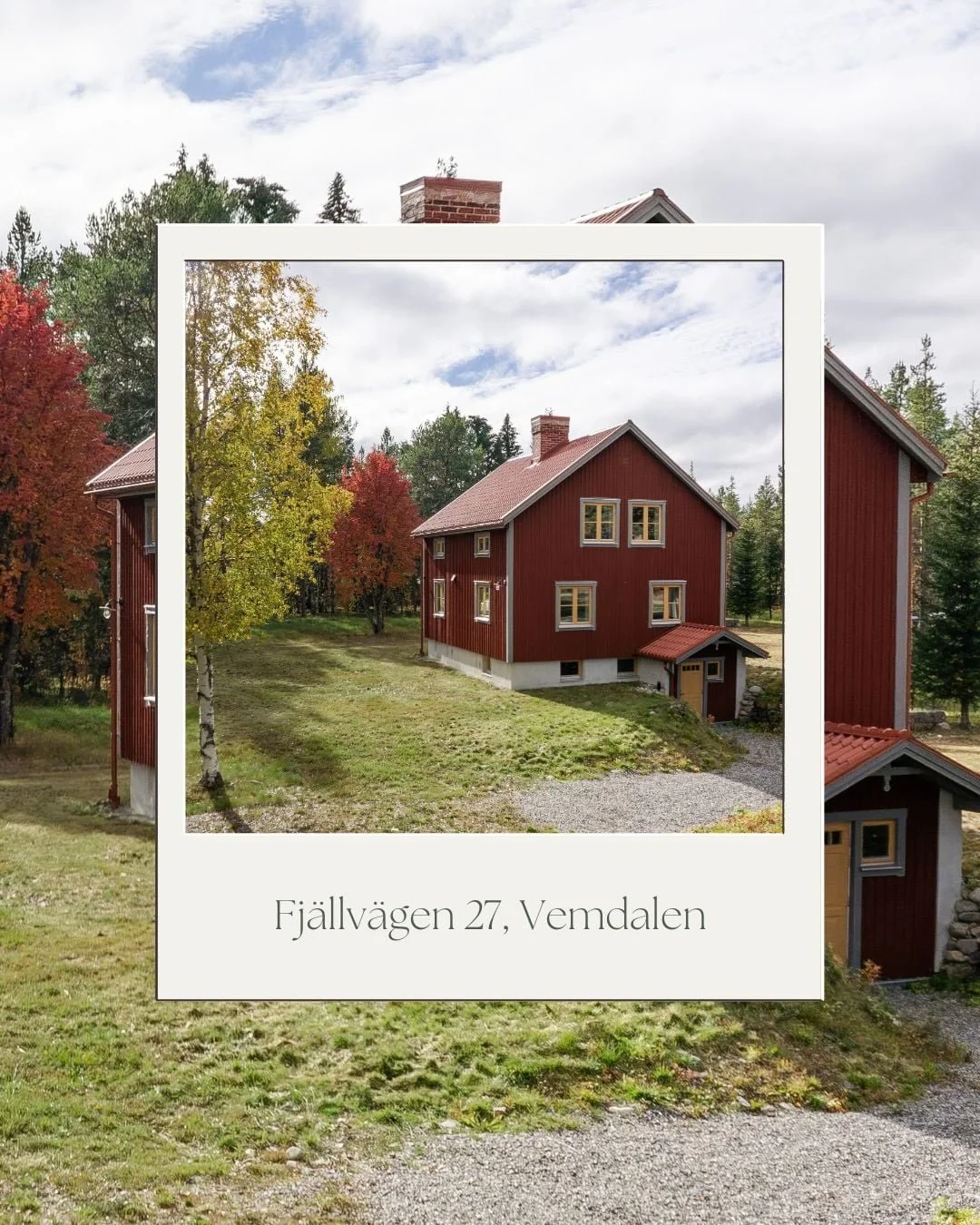 Det finns hus man passerar, hus man noterar och kanske rent av upp vid. Det h&auml;r &auml;r ett av dem jag varit nyfiken p&aring;.

Vi har nog alla sett det v&auml;xa fram, &aring;r f&ouml;r &aring;r. Fr&aring;n ett riktigt nedg&aring;nget hus till 