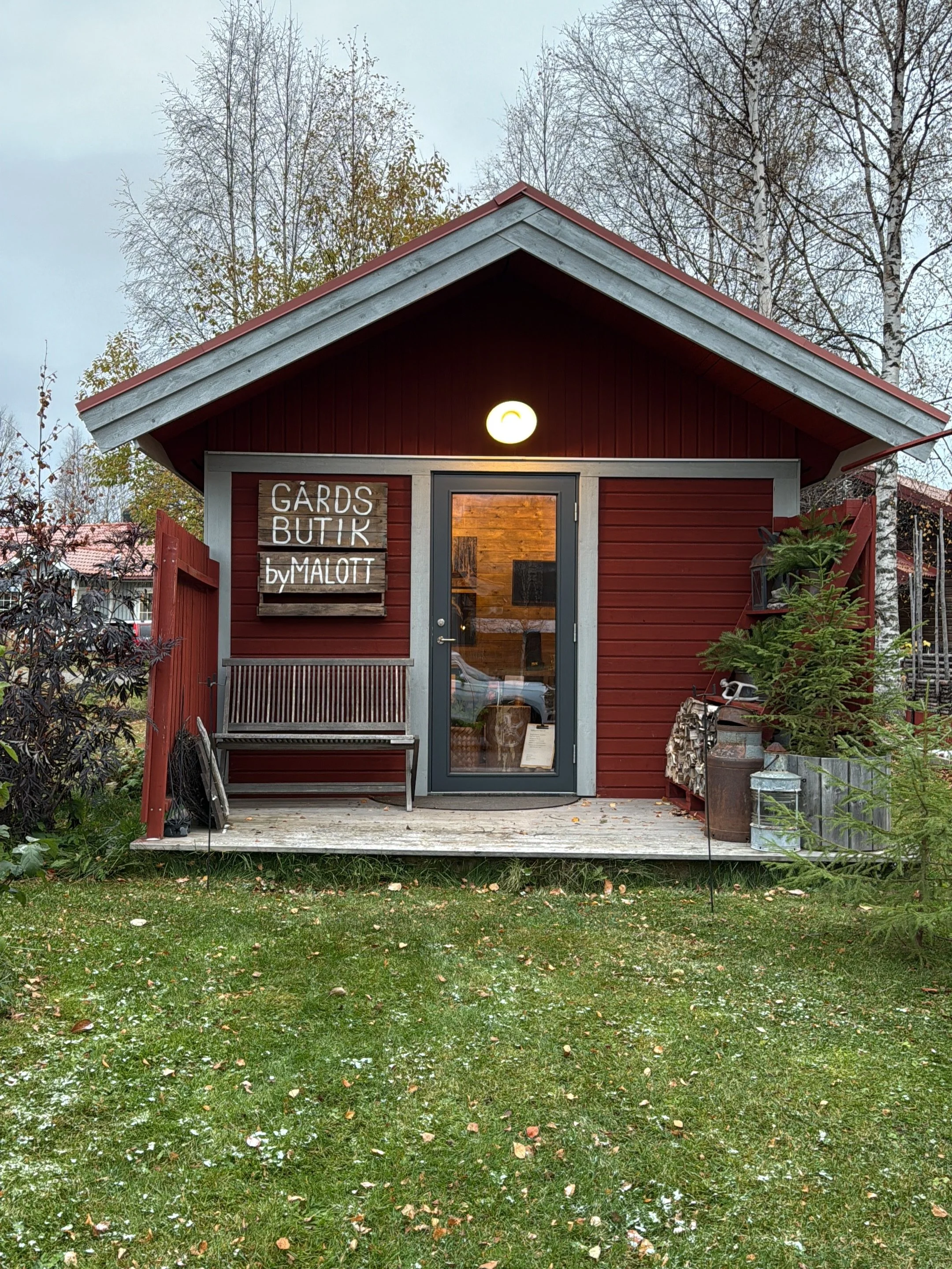 Efter tv&aring; &aring;r p&aring; Lodge &amp; Lyas m&auml;ssomr&aring;de v&auml;ljer jag i st&auml;llet att v&auml;lkomna dig g&aring;rdsbutikens atelj&eacute; p&aring; Jutbacken 2 i Vemdalen by.

Vecka 44 &auml;r en fin tid att landa i allt det d&au