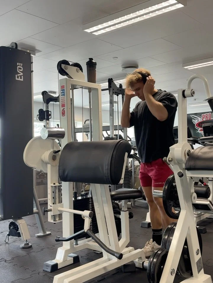 Go-to arm &oslash;kt i det siste, har fokus p&aring; &aring; gro biceps s&aring; kj&oslash;res mest volum her og prioriterer ogs&aring; dette f&oslash;rst b&aring;de i &oslash;kta men ogs&aring; i splitten etter hviledag
-
Preacher curl 2x8-12
Inclin