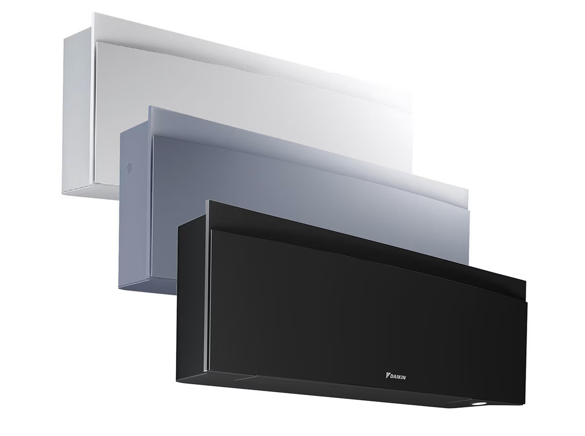 Drie moderne airconditioners of verwarming units in zwart, grijs en wit, tegen een witte achtergrond.