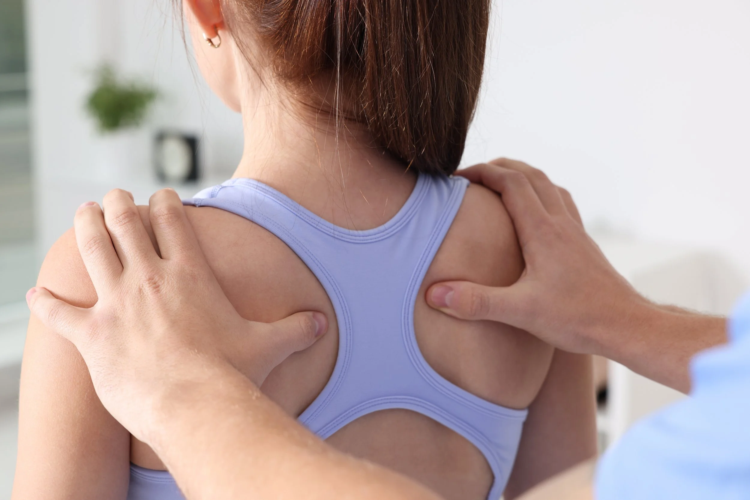 Avaliação manual da região dorsal em consulta osteopatia