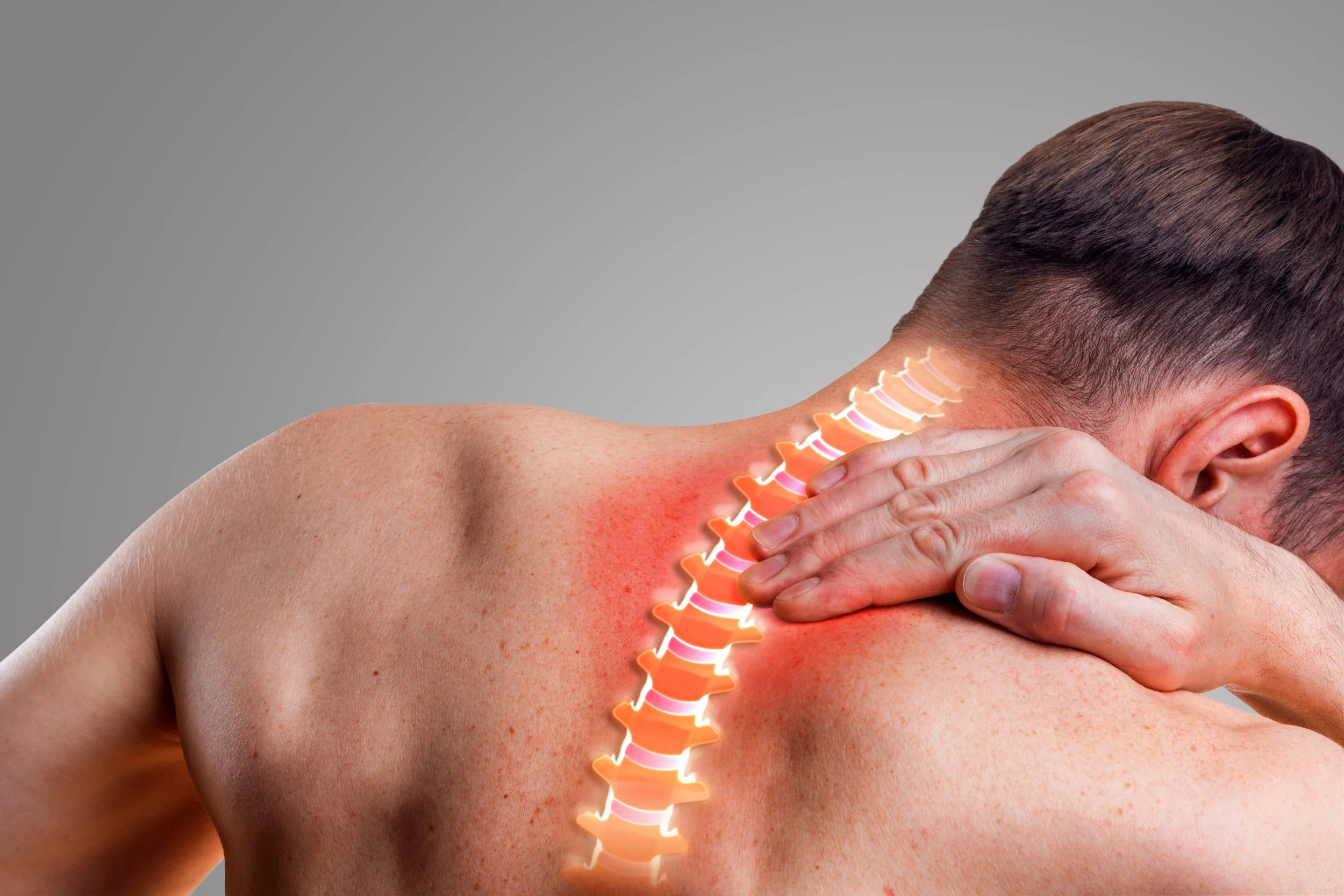 Pessoa com dor no pescoço e ombro, devido a contraturas musculares.