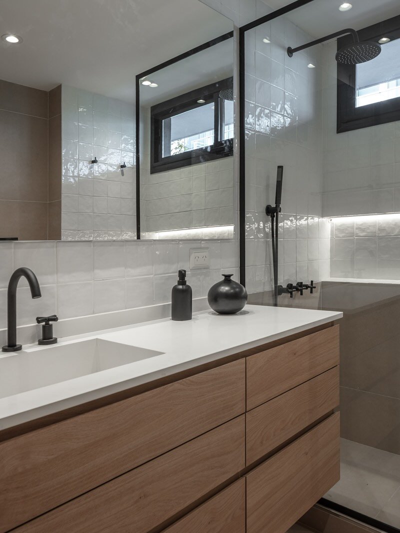 Miren c&oacute;mo qued&oacute; este hermoso ba&ntilde;o
Deslicen para ver como era originalmente !

Qu&eacute; les parece el cambio?

Fotograf&iacute;a @fedekufoto 
Accesorios @vk.home