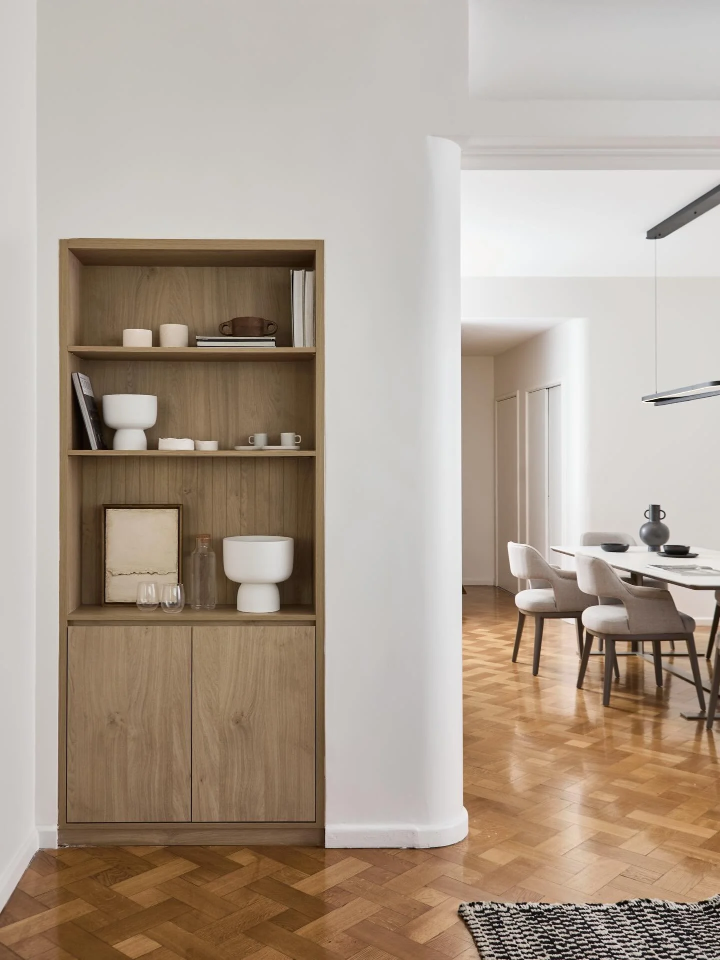 Un departamento racionalista, techos altos, lineas puras
Cuando dise&ntilde;amos, respetamos el esp&iacute;ritu de cada espacio
Elegimos l&iacute;neas cl&aacute;sicas y materiales que acompa&ntilde;en el estilo original✨

Estilismo, @alealtamirastudi