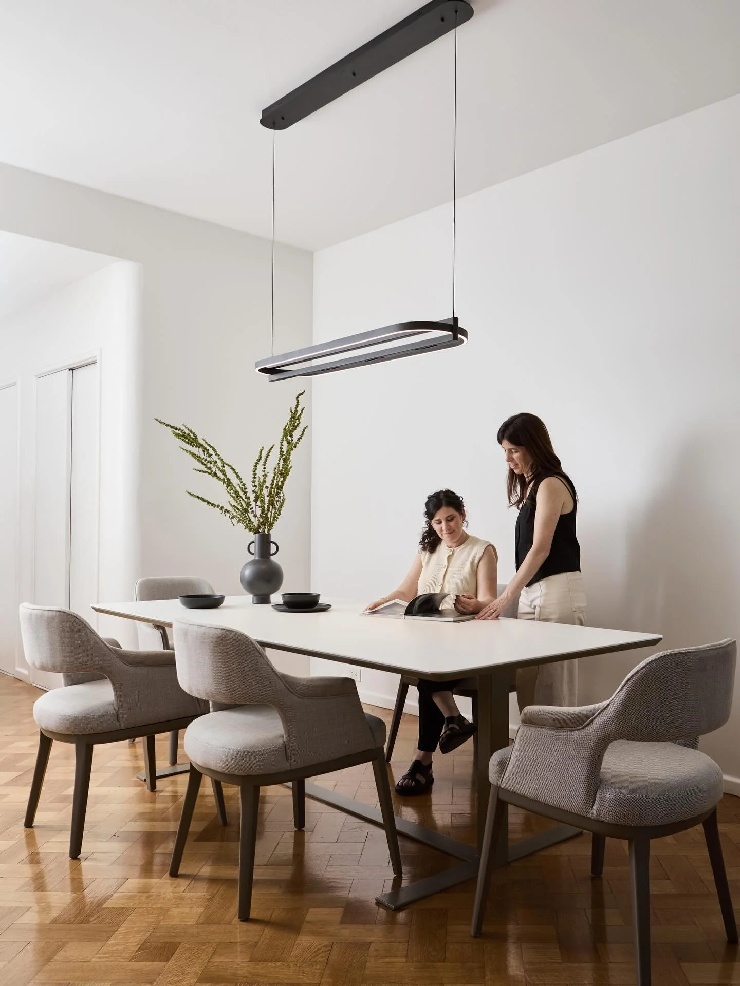 Para la mesa de este hermoso departamento se eligi&oacute; un dekton blanco liso, con una base de lineas rectas y un colgante negro que corta el blanco protagonista del espacio.✨