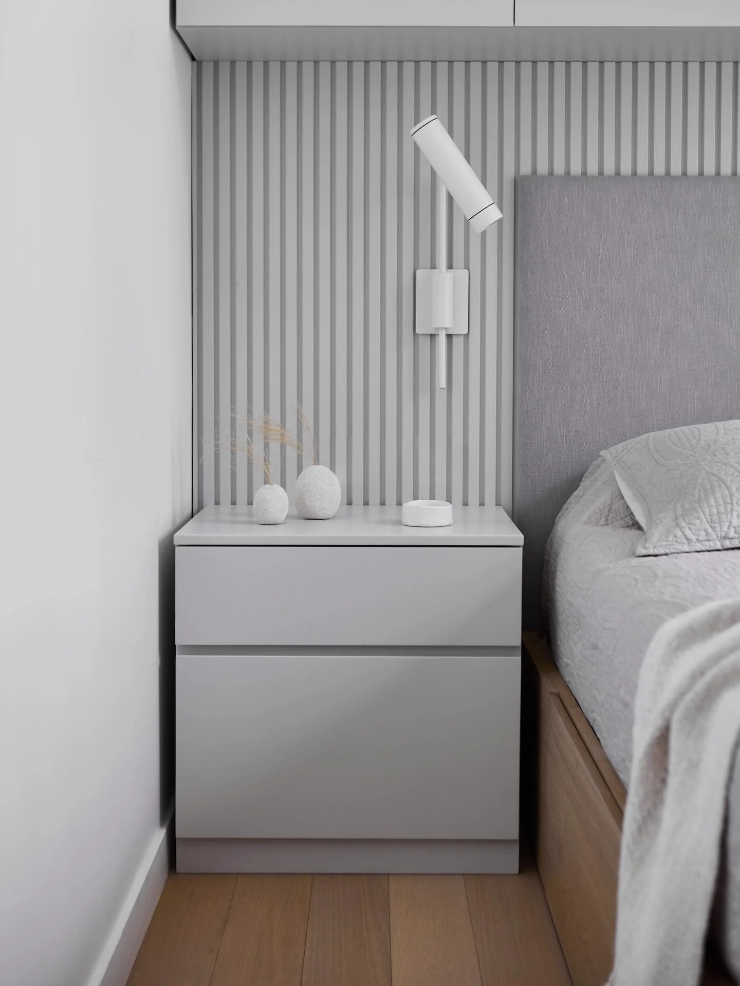 El dormitorio optimiza los espacios, con un dise&ntilde;o fino, colores c&aacute;lidos y materiales duraderos✨