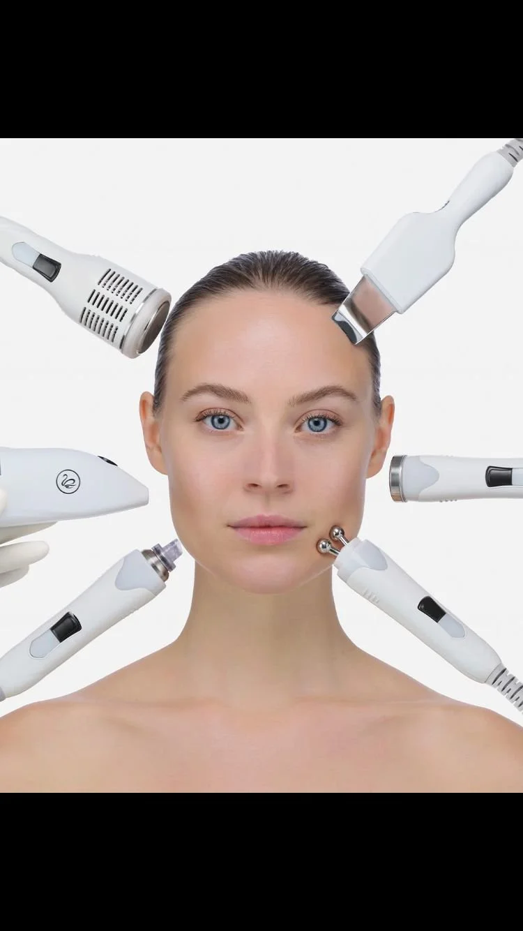 Une femme avec la peau claire et les yeux bleus, entourée de divers appareils de soins de la peau ou de beauté.